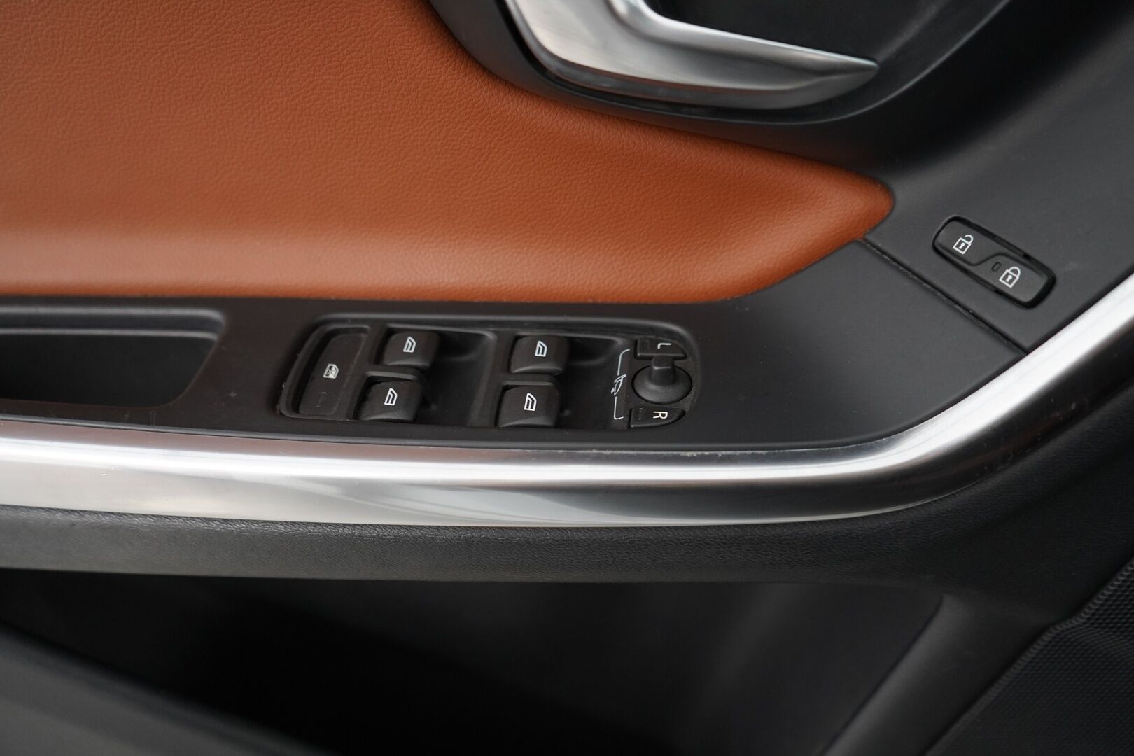 Volvo V60 2013 D6 AWD Summum plug in hybrid aut YritysOutlet - Myydään vain yrityksille - Vakkari | Webasto | Tutkat | Nahat | Vetokoukku | Kattava huoltohistoria | Kahdet hyvät renkaat alumiinivanteilla | Akku kuntotarkastettu | Puhdas Carvertical 