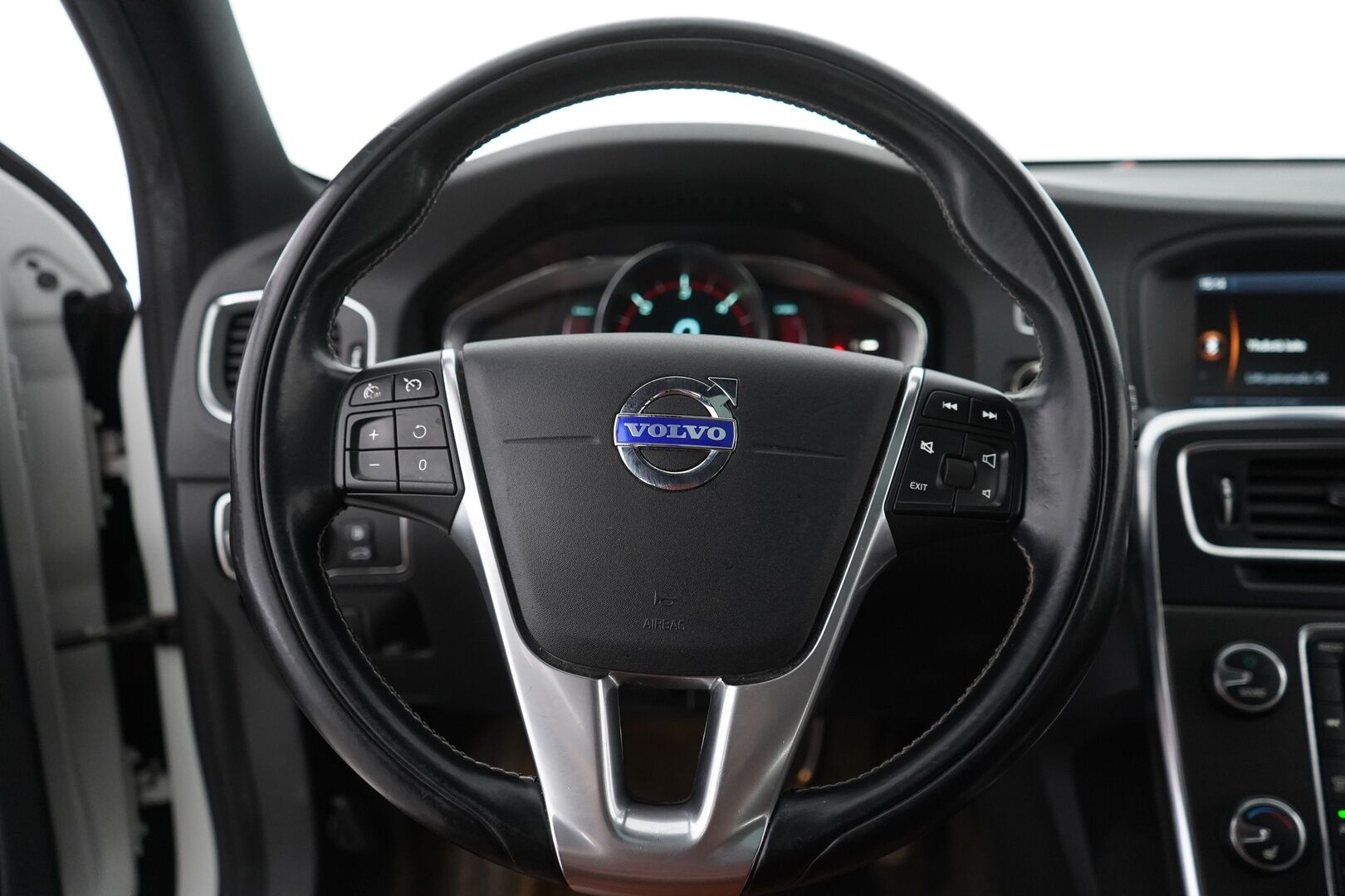 Volvo V60 2013 D6 AWD Summum plug in hybrid aut YritysOutlet - Myydään vain yrityksille - Vakkari | Webasto | Tutkat | Nahat | Vetokoukku | Kattava huoltohistoria | Kahdet hyvät renkaat alumiinivanteilla | Akku kuntotarkastettu | Puhdas Carvertical 