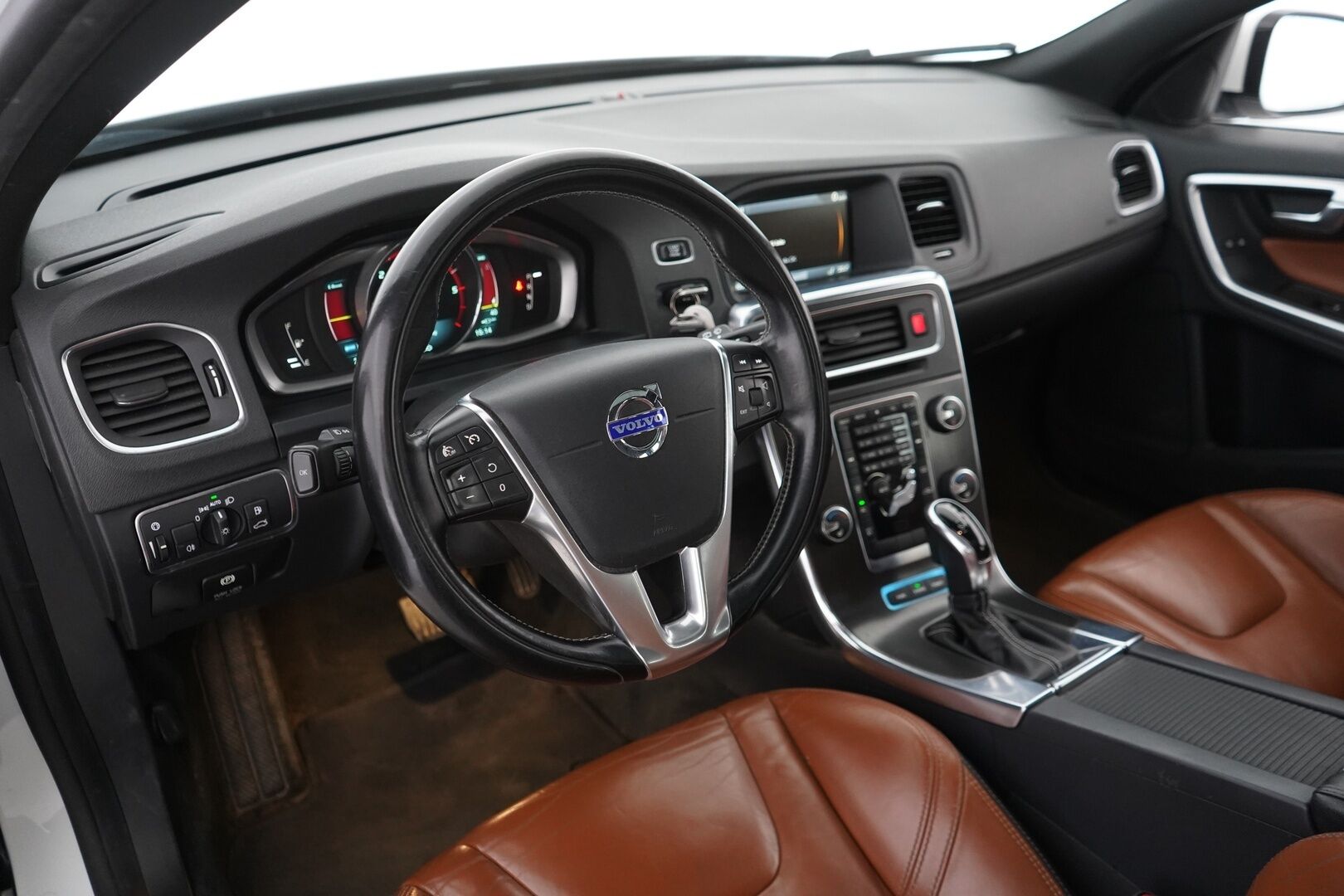Volvo V60 2013 D6 AWD Summum plug in hybrid aut YritysOutlet - Myydään vain yrityksille - Vakkari | Webasto | Tutkat | Nahat | Vetokoukku | Kattava huoltohistoria | Kahdet hyvät renkaat alumiinivanteilla | Akku kuntotarkastettu | Puhdas Carvertical 
