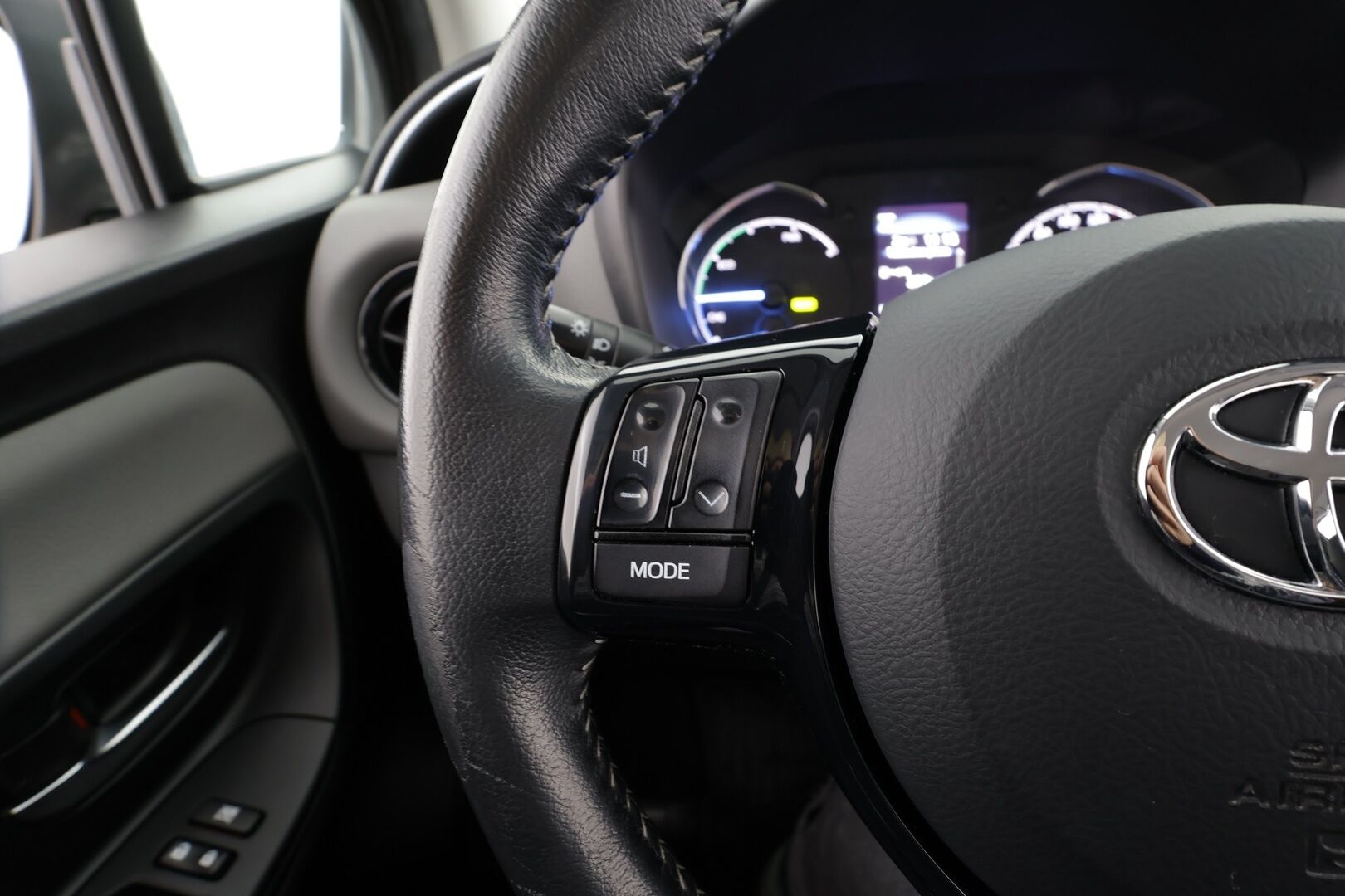 Toyota Yaris 2018 1,5 Hybrid Active 5ov * 1.Om Suomi-auto / Vakkari / P.kamera / Navi / Lohkolämmitin * - Kahdet renkaat aluvanteilla / Merkkihuollettu - HULLU BLACKWEEK KORKOTARJOUS 2,49%