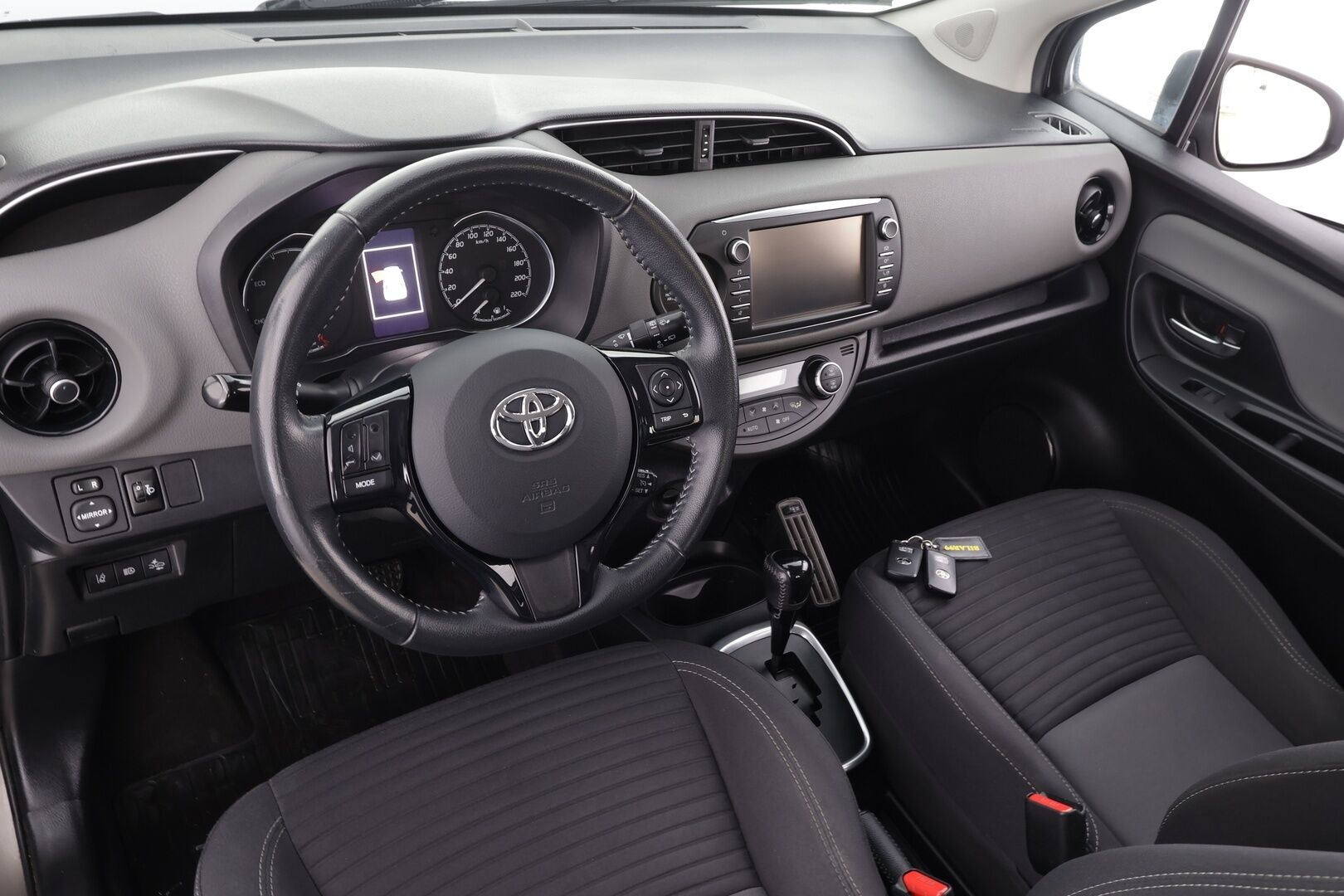 Toyota Yaris 2018 1,5 Hybrid Active 5ov * 1.Om Suomi-auto / Vakkari / P.kamera / Navi / Lohkolämmitin * - Kahdet renkaat aluvanteilla / Merkkihuollettu - HULLU BLACKWEEK KORKOTARJOUS 2,49%
