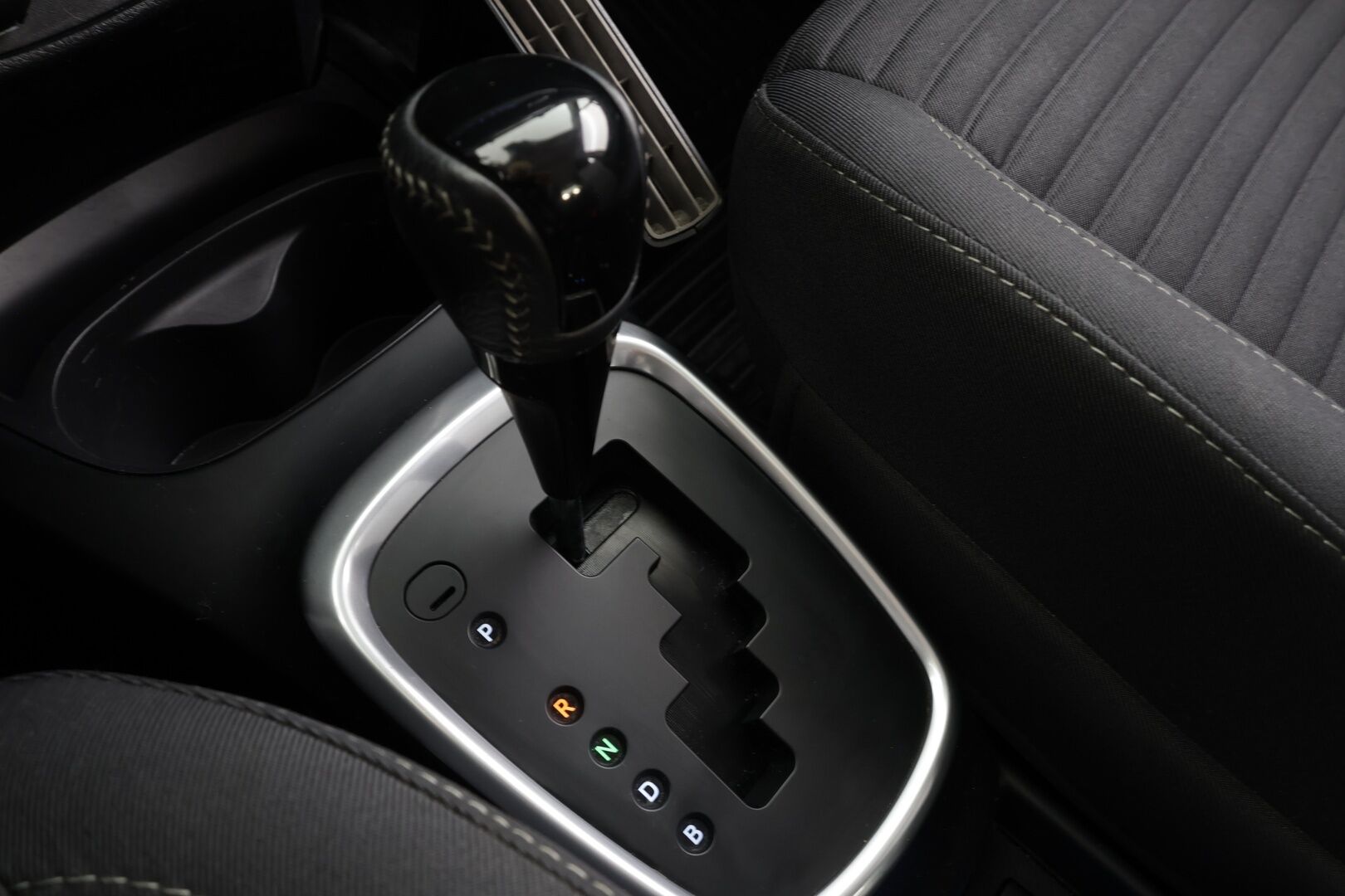 Toyota Yaris 2018 1,5 Hybrid Active 5ov * 1.Om Suomi-auto / Vakkari / P.kamera / Navi / Lohkolämmitin * - Kahdet renkaat aluvanteilla / Merkkihuollettu - HULLU BLACKWEEK KORKOTARJOUS 2,49%