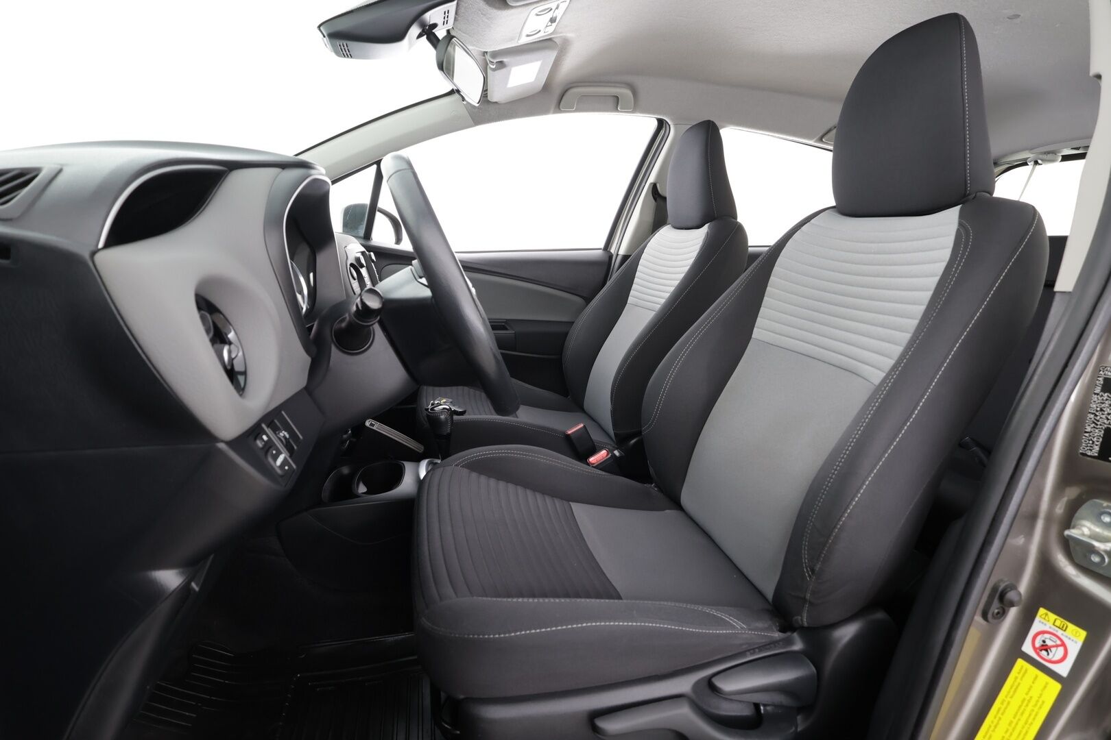 Toyota Yaris 2018 1,5 Hybrid Active 5ov * 1.Om Suomi-auto / Vakkari / P.kamera / Navi / Lohkolämmitin * - Kahdet renkaat aluvanteilla / Merkkihuollettu - HULLU BLACKWEEK KORKOTARJOUS 2,49%