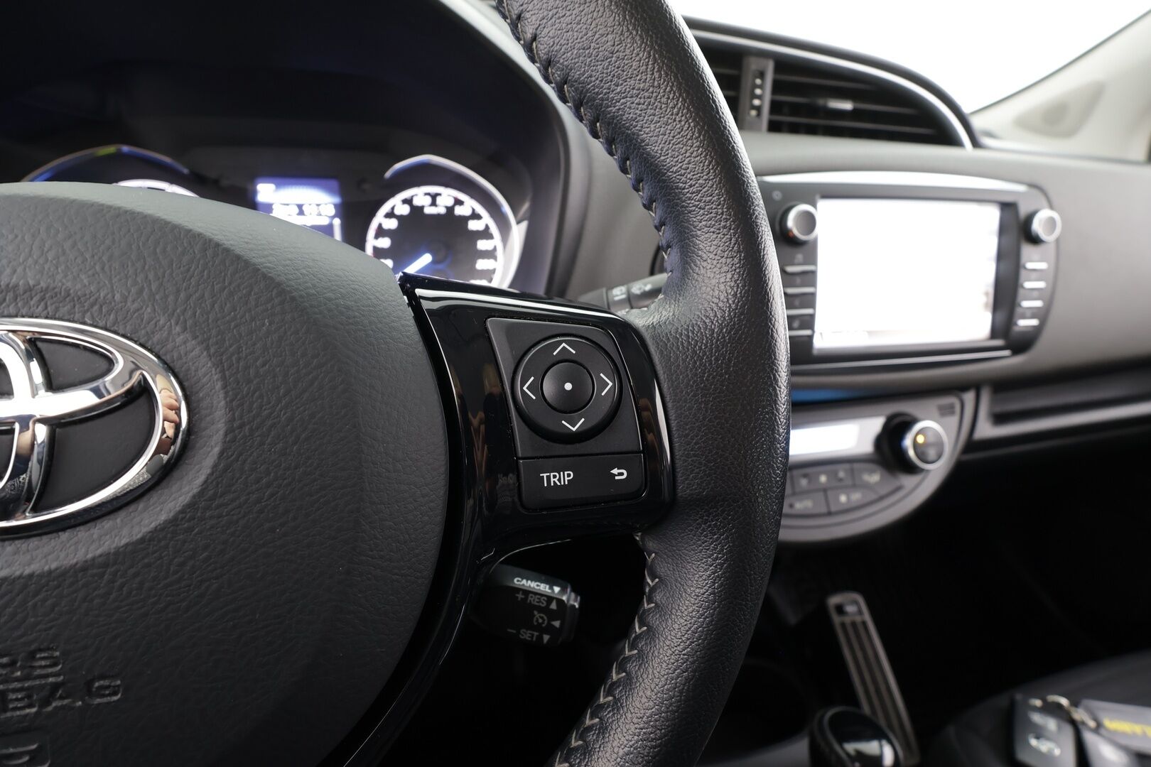 Toyota Yaris 2018 1,5 Hybrid Active 5ov * 1.Om Suomi-auto / Vakkari / P.kamera / Navi / Lohkolämmitin * - Kahdet renkaat aluvanteilla / Merkkihuollettu - HULLU BLACKWEEK KORKOTARJOUS 2,49%