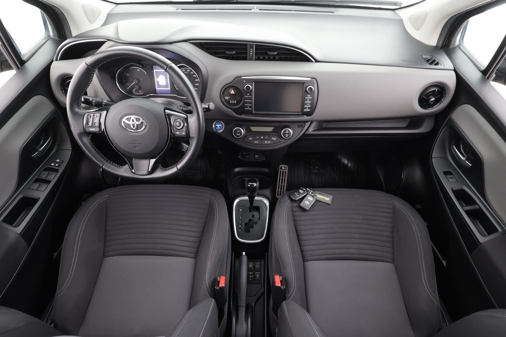 Toyota Yaris 2018 1,5 Hybrid Active 5ov * 1.Om Suomi-auto / Vakkari / P.kamera / Navi / Lohkolämmitin * - Kahdet renkaat aluvanteilla / Merkkihuollettu - HULLU BLACKWEEK KORKOTARJOUS 2,49%