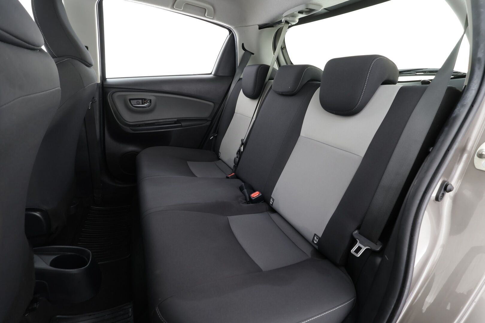 Toyota Yaris 2018 1,5 Hybrid Active 5ov * 1.Om Suomi-auto / Vakkari / P.kamera / Navi / Lohkolämmitin * - Kahdet renkaat aluvanteilla / Merkkihuollettu - HULLU BLACKWEEK KORKOTARJOUS 2,49%