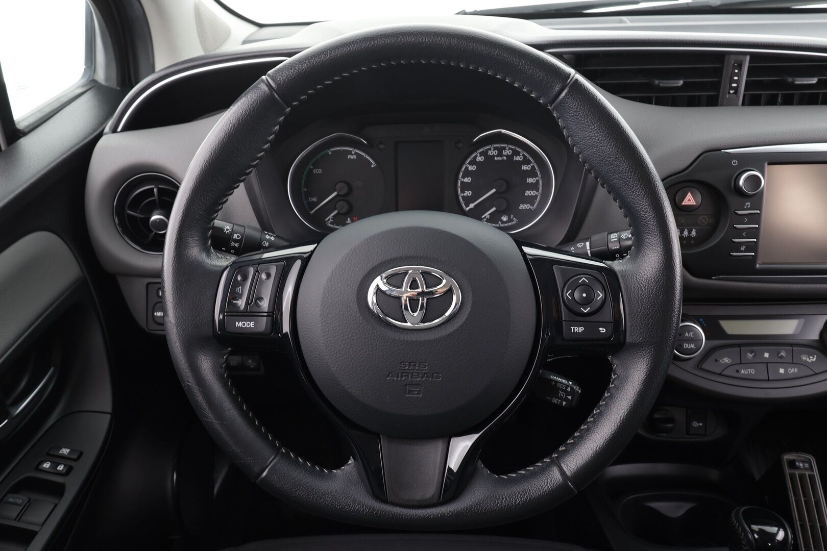 Toyota Yaris 2018 1,5 Hybrid Active 5ov * 1.Om Suomi-auto / Vakkari / P.kamera / Navi / Lohkolämmitin * - Kahdet renkaat aluvanteilla / Merkkihuollettu - HULLU BLACKWEEK KORKOTARJOUS 2,49%