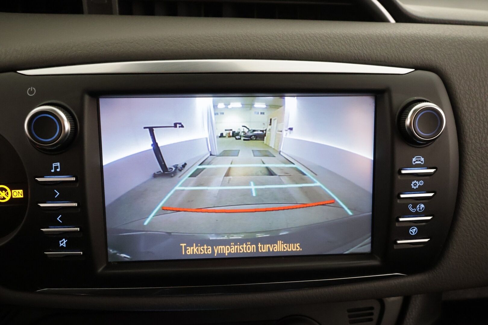 Toyota Yaris 2018 1,5 Hybrid Active 5ov * 1.Om Suomi-auto / Vakkari / P.kamera / Navi / Lohkolämmitin * - Kahdet renkaat aluvanteilla / Merkkihuollettu - HULLU BLACKWEEK KORKOTARJOUS 2,49%