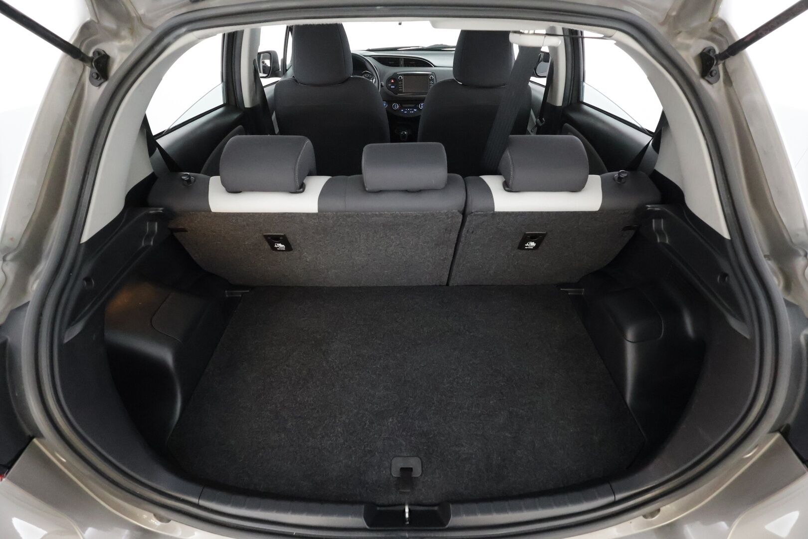 Toyota Yaris 2018 1,5 Hybrid Active 5ov * 1.Om Suomi-auto / Vakkari / P.kamera / Navi / Lohkolämmitin * - Kahdet renkaat aluvanteilla / Merkkihuollettu - HULLU BLACKWEEK KORKOTARJOUS 2,49%