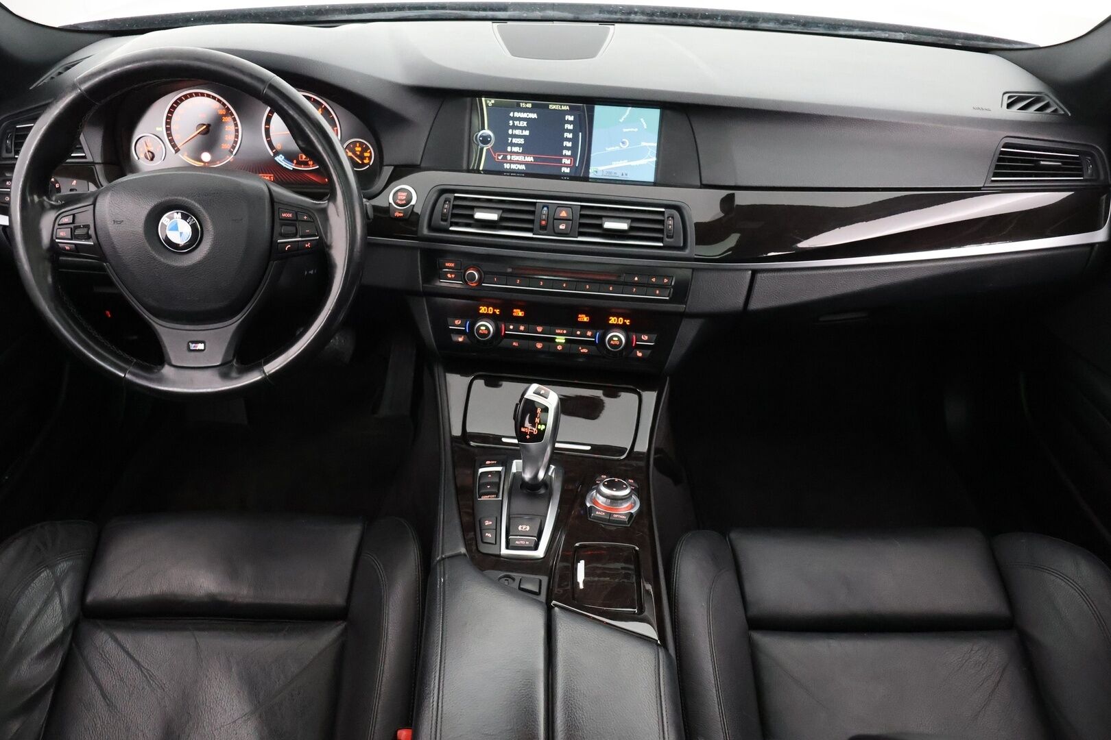 BMW 530 2011 xDrive F11 Touring Business - HUD | Panorama | Nahat | Vetokoukku | Adapt.Xenon | Lohkolämmitin