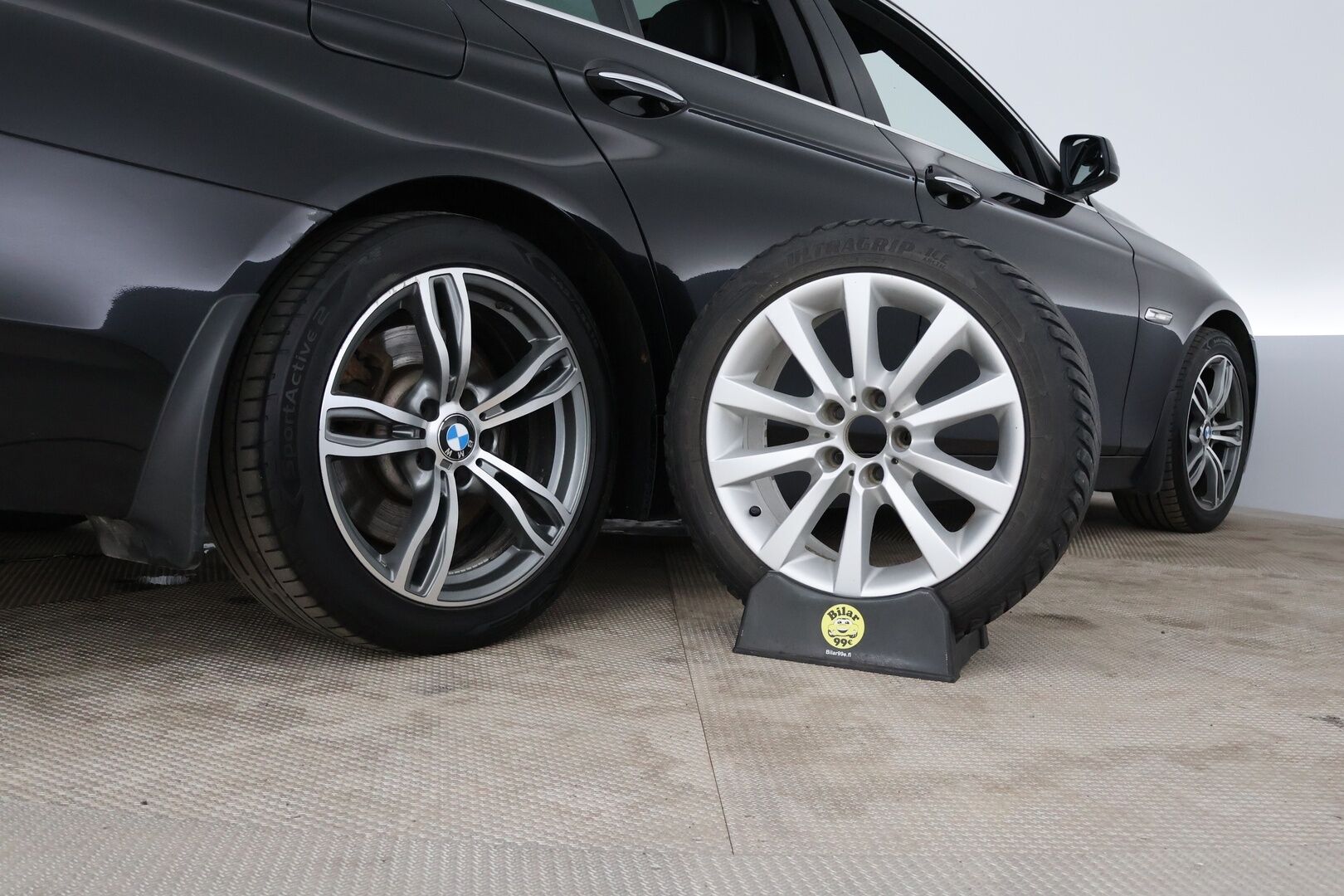 BMW 530 2011 xDrive F11 Touring Business - HUD | Panorama | Nahat | Vetokoukku | Adapt.Xenon | Lohkolämmitin