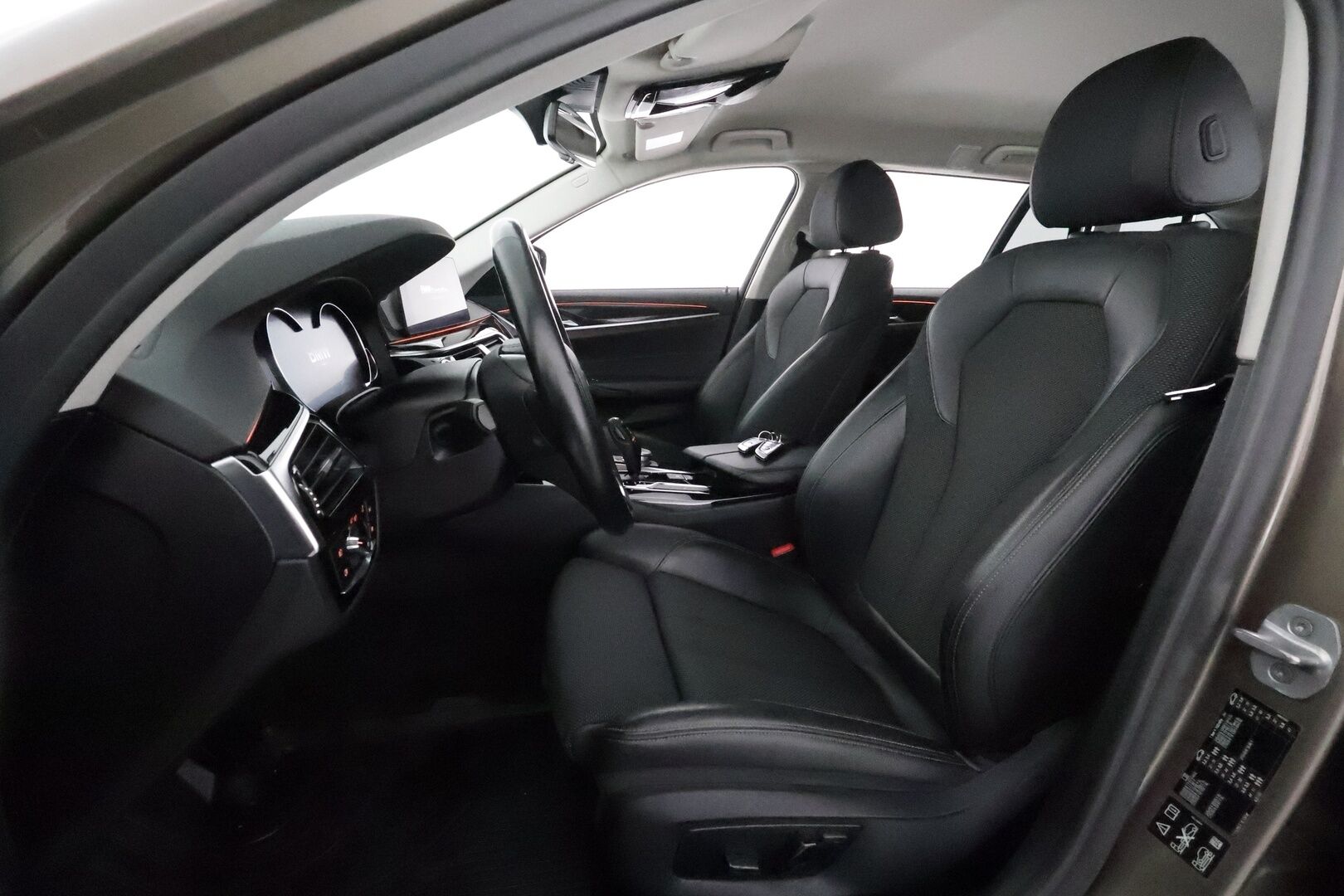 BMW 520 2018 G31 Touring 520d A xDrive Business Sport **Webasto / Vakkari / P.kamera / Digimittaristo / Puolinahat / LED / Navi** - Suomi-auto / Kahdet renkaat aluvanteilla