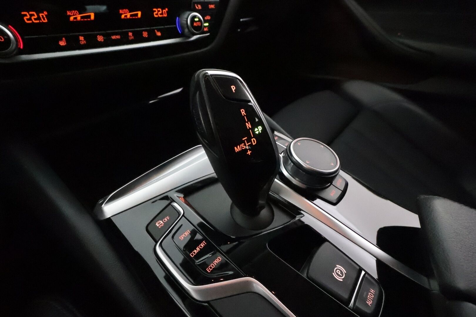 BMW 520 2018 G31 Touring 520d A xDrive Business Sport **Webasto / Vakkari / P.kamera / Digimittaristo / Puolinahat / LED / Navi** - Suomi-auto / Kahdet renkaat aluvanteilla