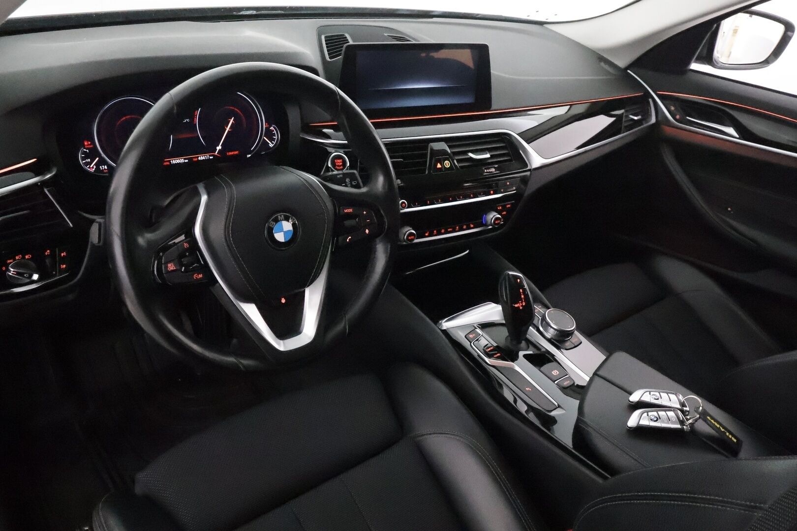 BMW 520 2018 G31 Touring 520d A xDrive Business Sport **Webasto / Vakkari / P.kamera / Digimittaristo / Puolinahat / LED / Navi** - Suomi-auto / Kahdet renkaat aluvanteilla