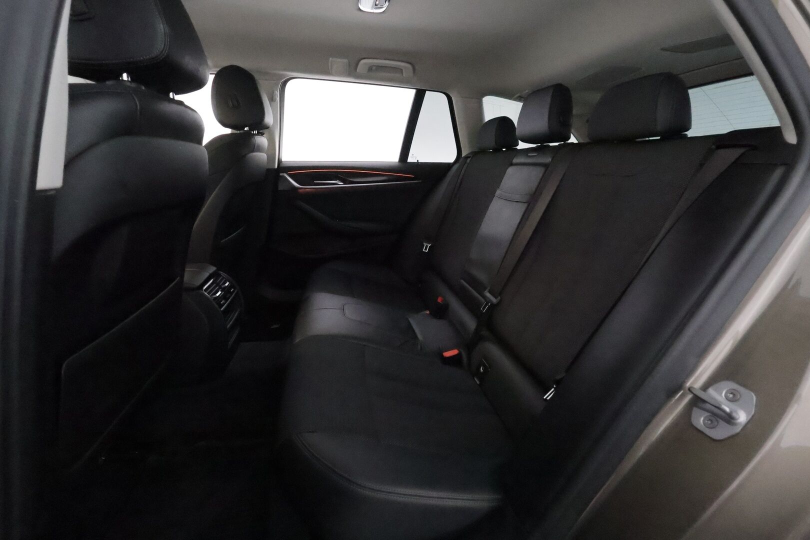 BMW 520 2018 G31 Touring 520d A xDrive Business Sport **Webasto / Vakkari / P.kamera / Digimittaristo / Puolinahat / LED / Navi** - Suomi-auto / Kahdet renkaat aluvanteilla