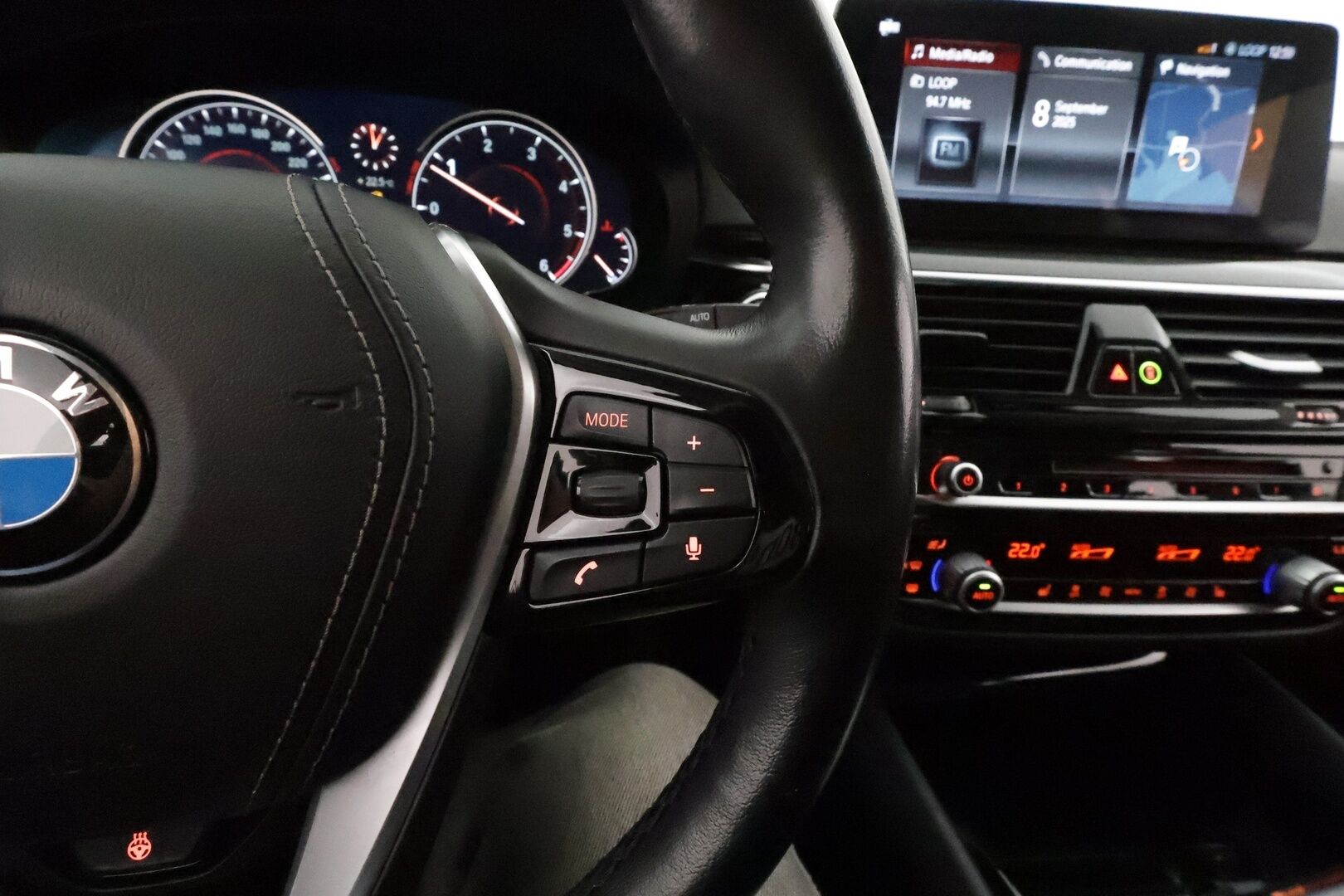 BMW 520 2018 G31 Touring 520d A xDrive Business Sport **Webasto / Vakkari / P.kamera / Digimittaristo / Puolinahat / LED / Navi** - Suomi-auto / Kahdet renkaat aluvanteilla