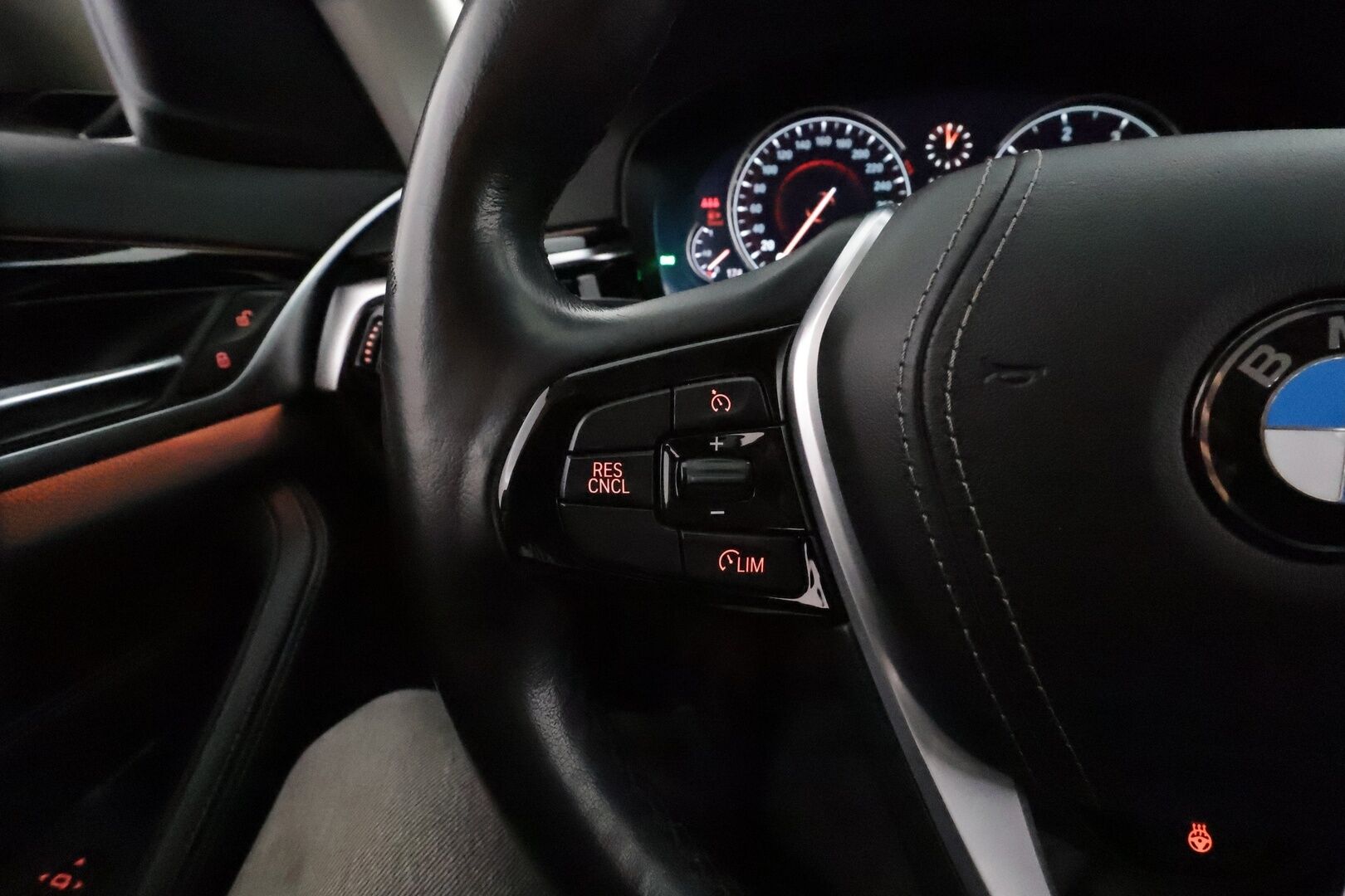 BMW 520 2018 G31 Touring 520d A xDrive Business Sport **Webasto / Vakkari / P.kamera / Digimittaristo / Puolinahat / LED / Navi** - Suomi-auto / Kahdet renkaat aluvanteilla
