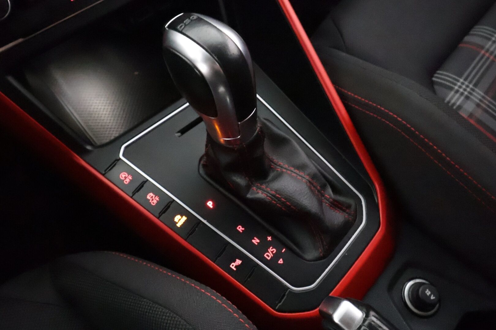 Volkswagen Polo 2018 GTI 2,0 TSI 147 kW (200 hv) DSG-automaatti - | Merkkihuollot | Beats Audio | ACC | LED | Digimittaristo | App Connect | P.tutkat | Front Assist | Lohko+sisälämmitin | 2x renkaat aluin | Suomiauto | 