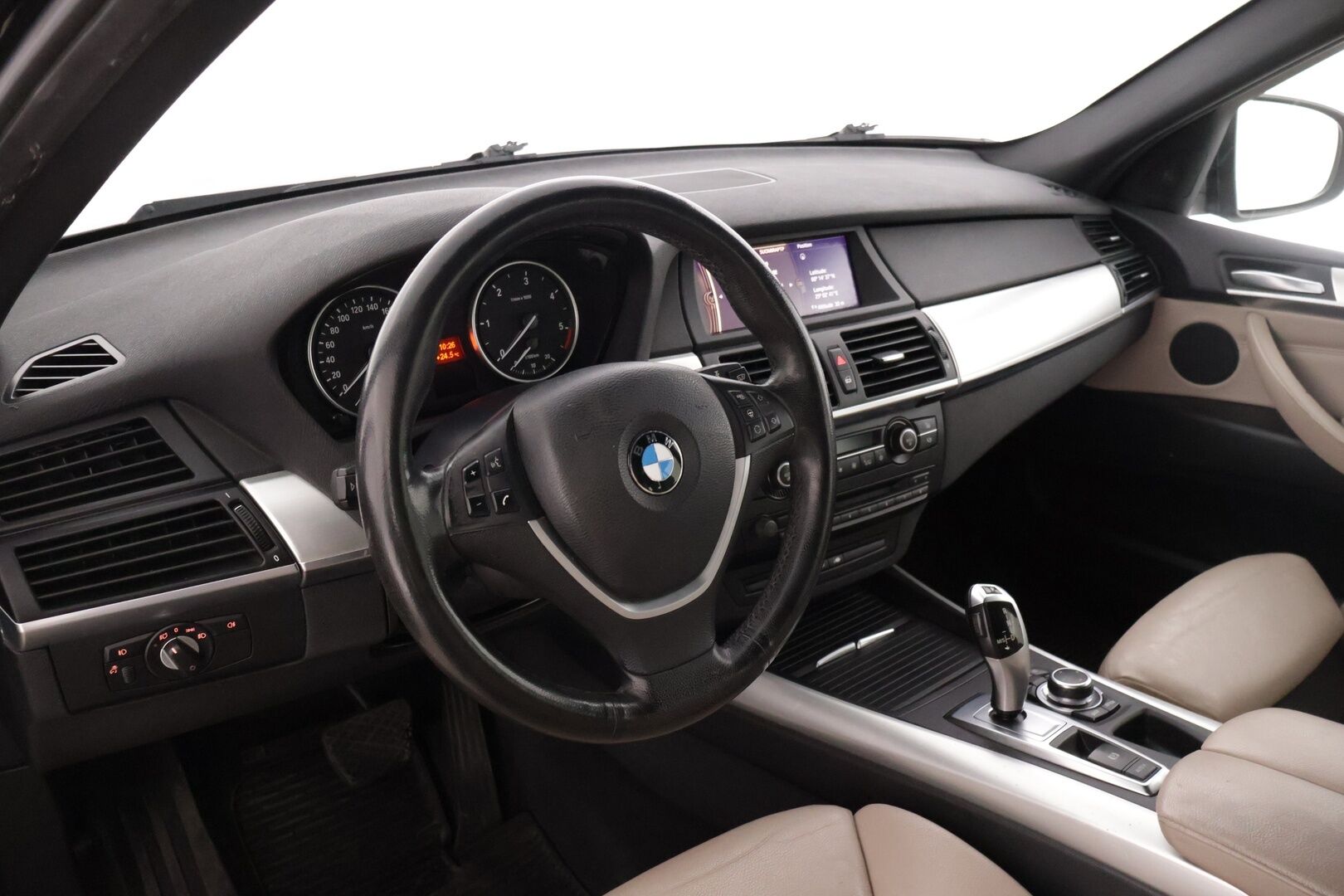 BMW X5 2011 xDrive40d TwinPower Turbo A E70 SAV * Myydään huutokaupat.com / 7P / Koukku / Hifit / Comfort-penkit / Ratinlämmitys / - * Katsastettu 28.5.2025 / Kattavasti huollettu ja korjattu / Kahdet renkaat vanteilla! *