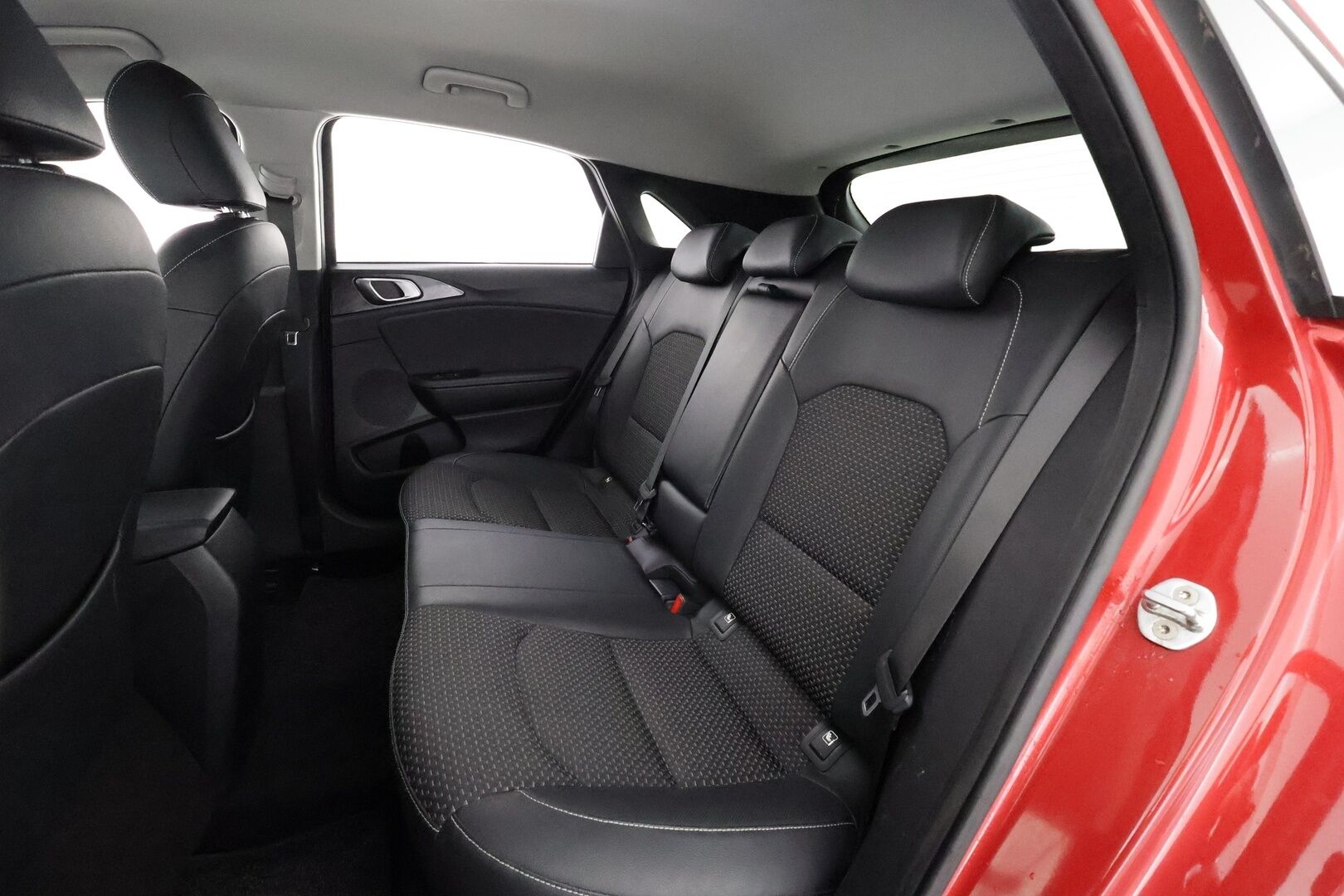 Kia Ceed 2019 1,4 T-GDI ISG 140hv EX 5D DCT A/T EcoDynamics - | LED | Puolinahat | Navi | P.kamera | Lämm. ratti | Lämm. takapenkit | Apple & Android | Lane Assist | Langaton laturi | 2x renkaat aluin | 