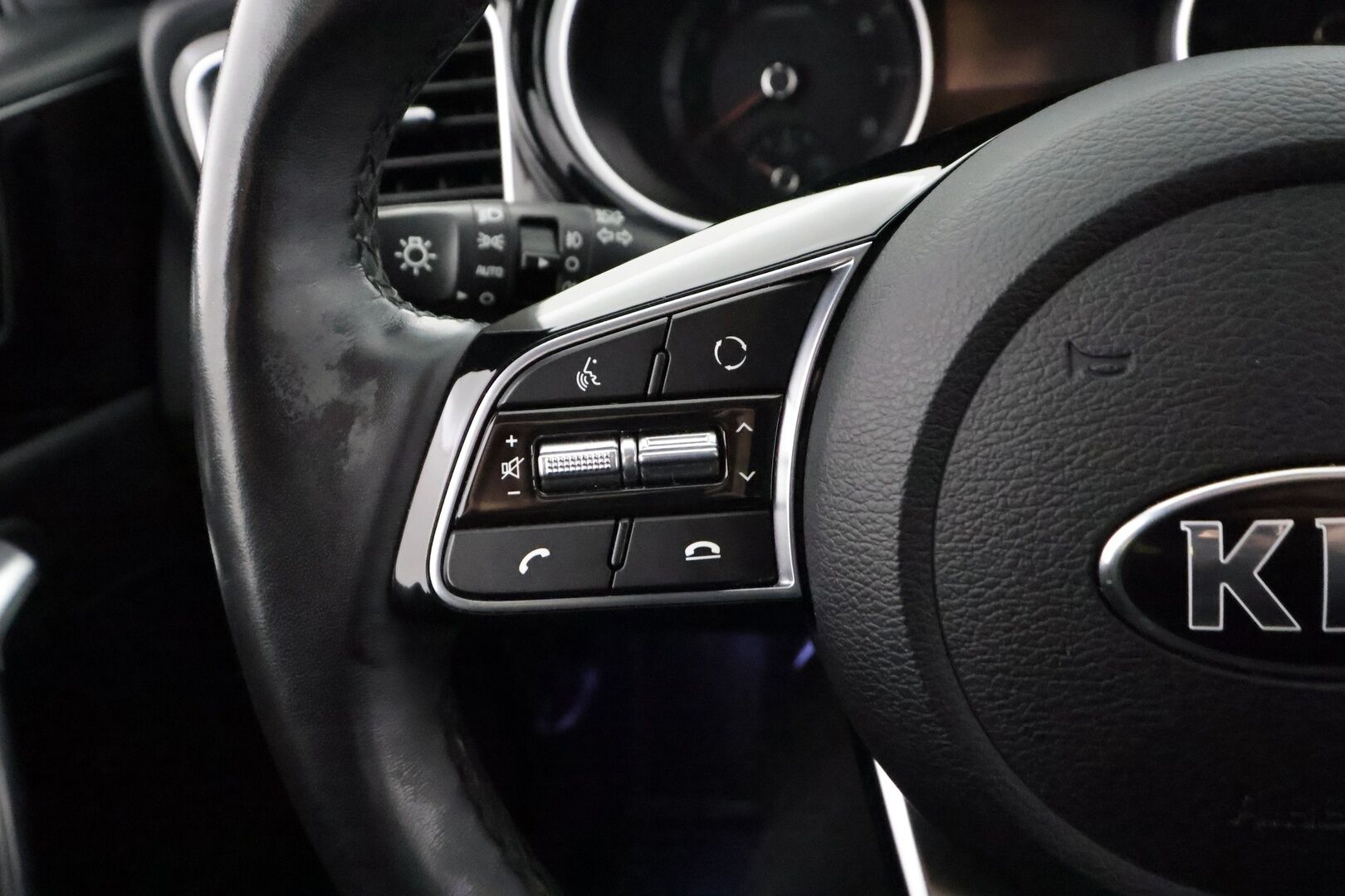 Kia Ceed 2019 1,4 T-GDI ISG 140hv EX 5D DCT A/T EcoDynamics - | LED | Puolinahat | Navi | P.kamera | Lämm. ratti | Lämm. takapenkit | Apple & Android | Lane Assist | Langaton laturi | 2x renkaat aluin | 