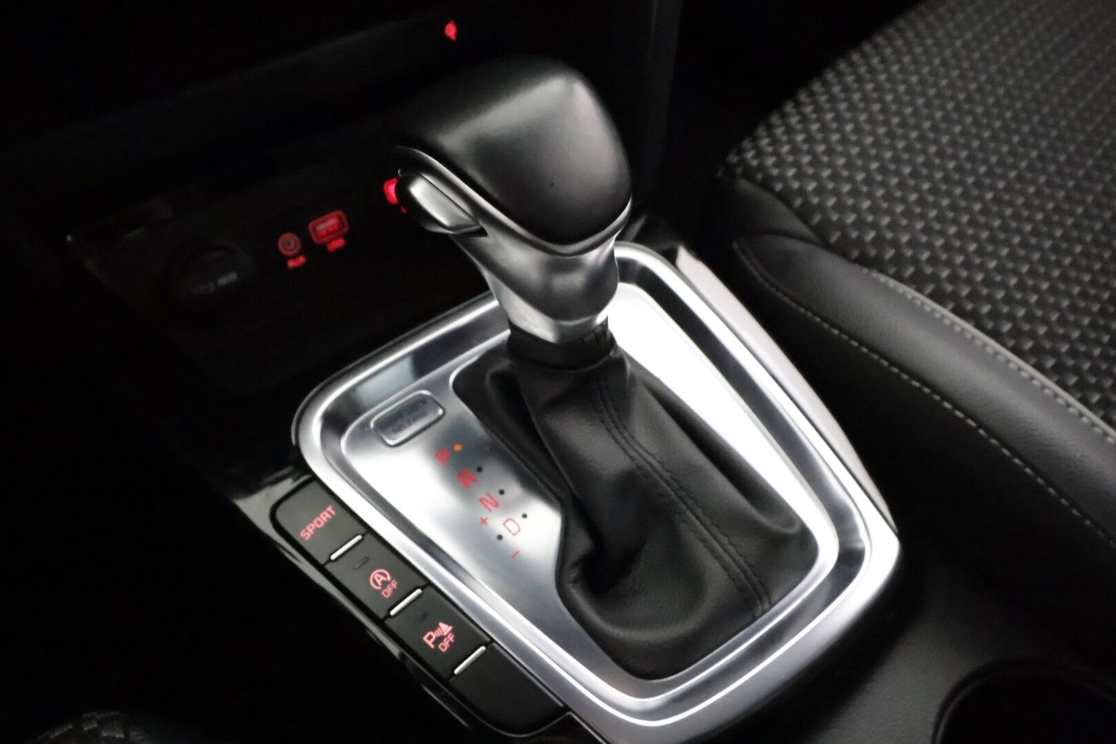 Kia Ceed 2019 1,4 T-GDI ISG 140hv EX 5D DCT A/T EcoDynamics - | LED | Puolinahat | Navi | P.kamera | Lämm. ratti | Lämm. takapenkit | Apple & Android | Lane Assist | Langaton laturi | 2x renkaat aluin | 