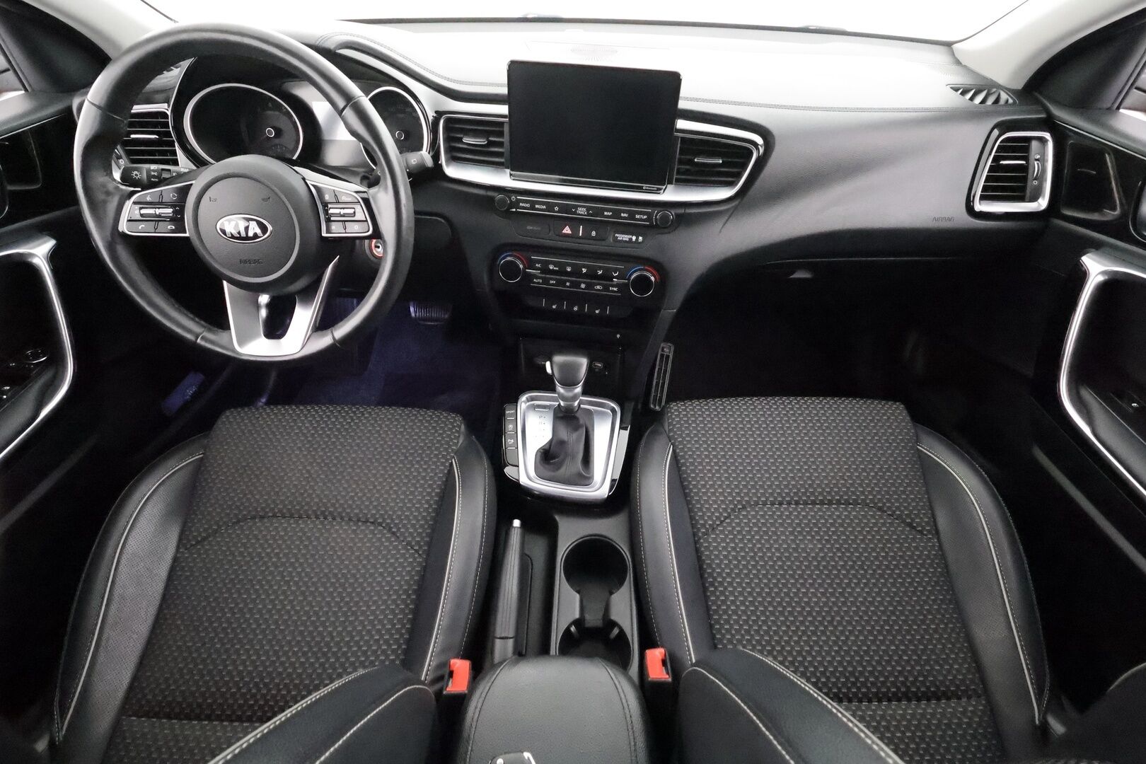 Kia Ceed 2019 1,4 T-GDI ISG 140hv EX 5D DCT A/T EcoDynamics - | LED | Puolinahat | Navi | P.kamera | Lämm. ratti | Lämm. takapenkit | Apple & Android | Lane Assist | Langaton laturi | 2x renkaat aluin | 
