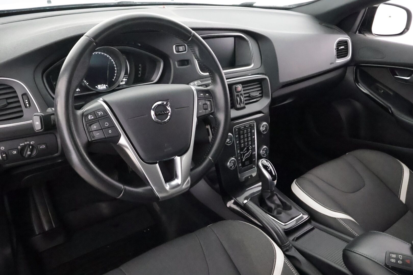 Volvo V40 2019 T2 Business Dynamic Edition aut - | Vakkari | Webasto | LED | P.Tutkat | Digimittaristo | Suomi-auto | Kahdet Renkaat |