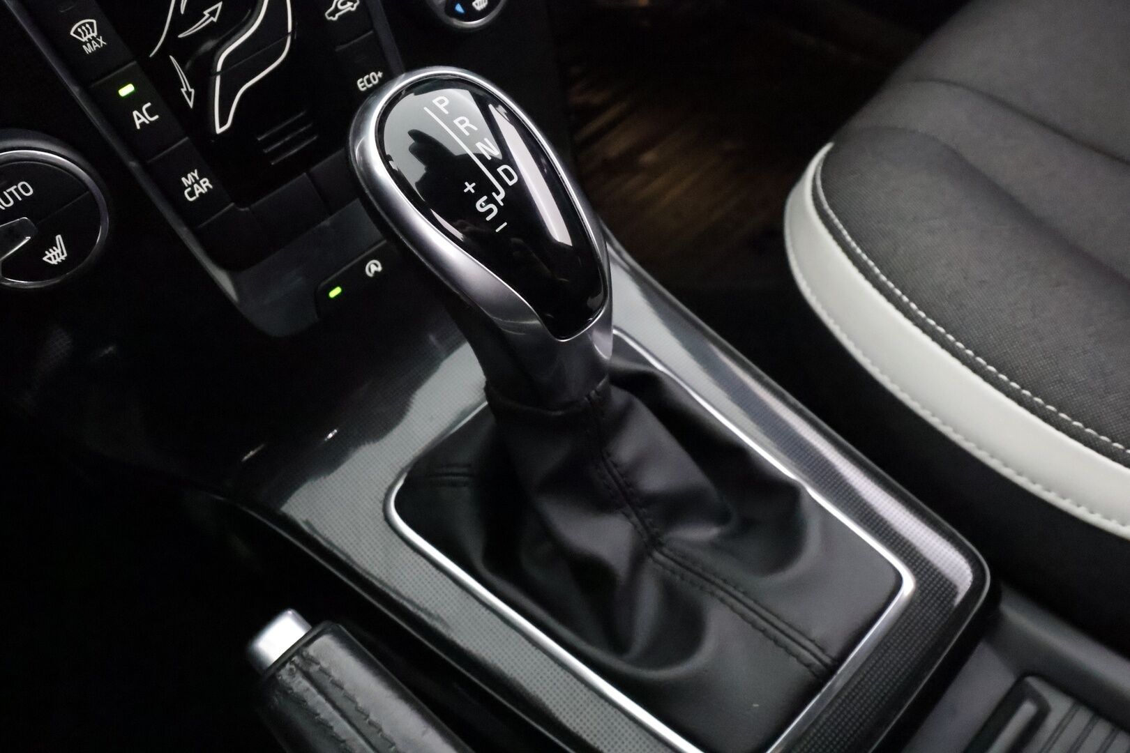 Volvo V40 2019 T2 Business Dynamic Edition aut - | Vakkari | Webasto | LED | P.Tutkat | Digimittaristo | Suomi-auto | Kahdet Renkaat |