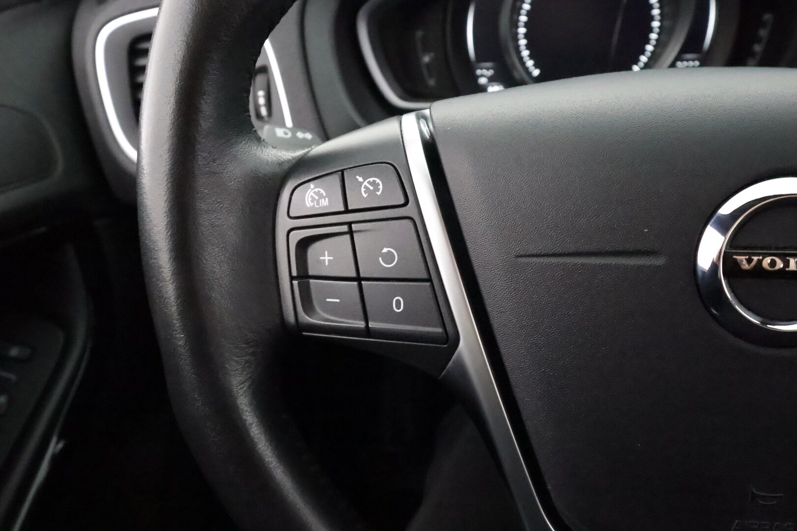 Volvo V40 2019 T2 Business Dynamic Edition aut - | Vakkari | Webasto | LED | P.Tutkat | Digimittaristo | Suomi-auto | Kahdet Renkaat |
