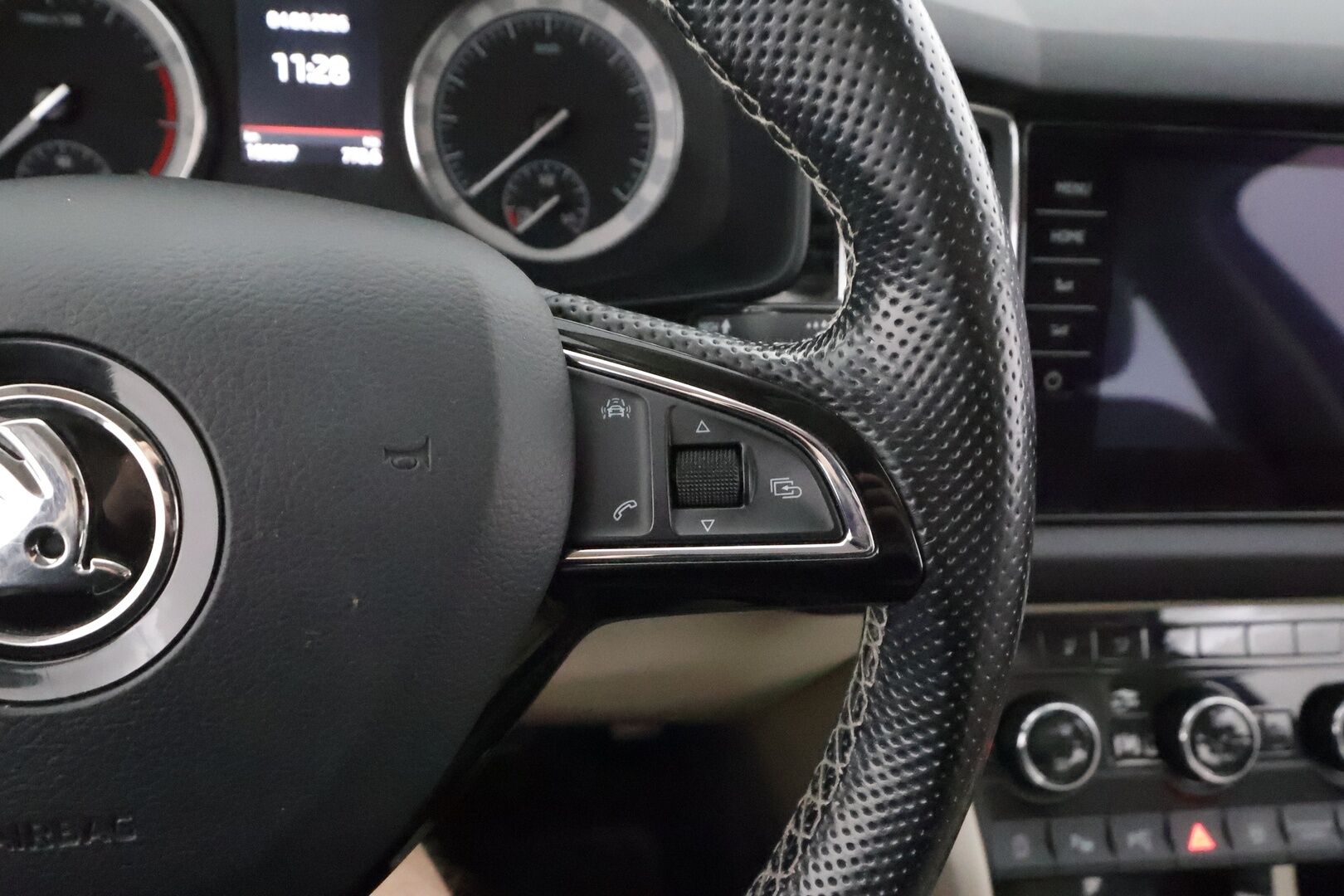 Skoda Kodiaq 2018 2,0 TSI 4x4 Exclusive DSG Autom. - | Webasto | Canton | Panorama | ACC | LED | 360 | Ilmastoidut Muistipenkit | Navi | Kaistavahti | Katveavustin | Keyless | Merkkihuollot | Kahdet renkaat | Suomi-auto |
