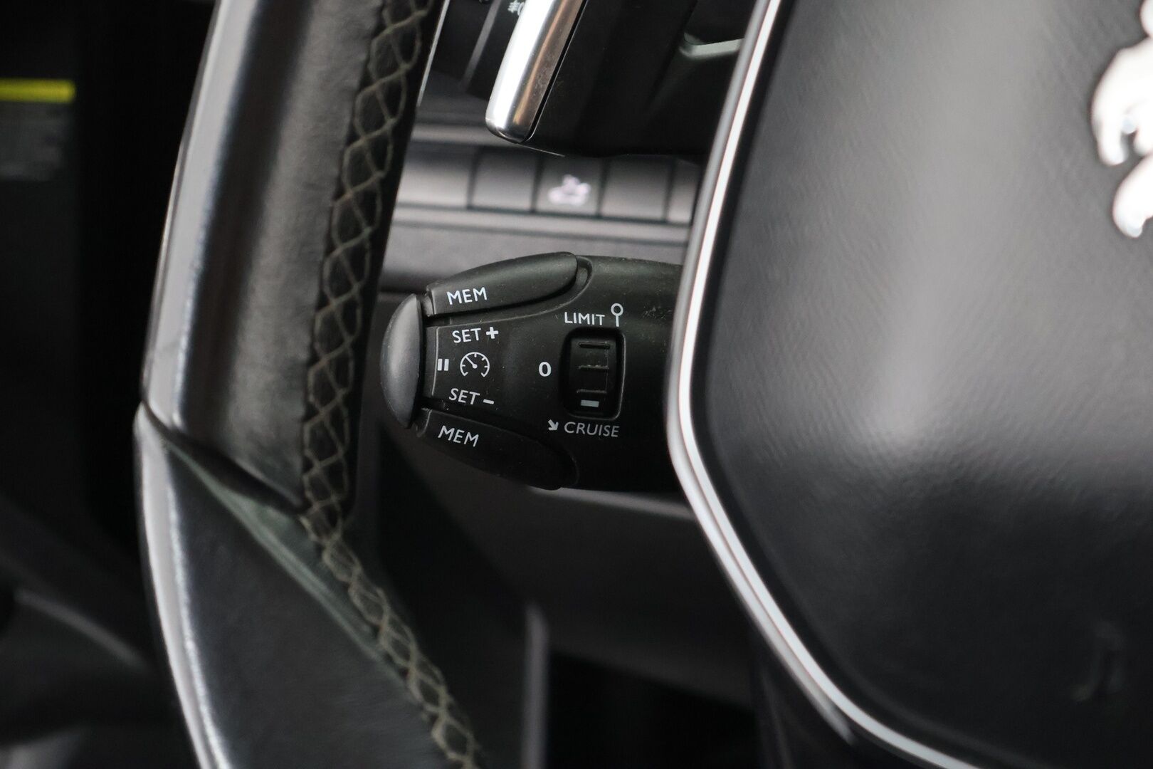 Peugeot 5008 2018 Allure PureTech 130 Aut - Full LED | Digimittaristo | BLIS | Nahkasisusta | S. Kontti | Kaistavahti | Lämm. Tuulilasi | 2x Renkaat