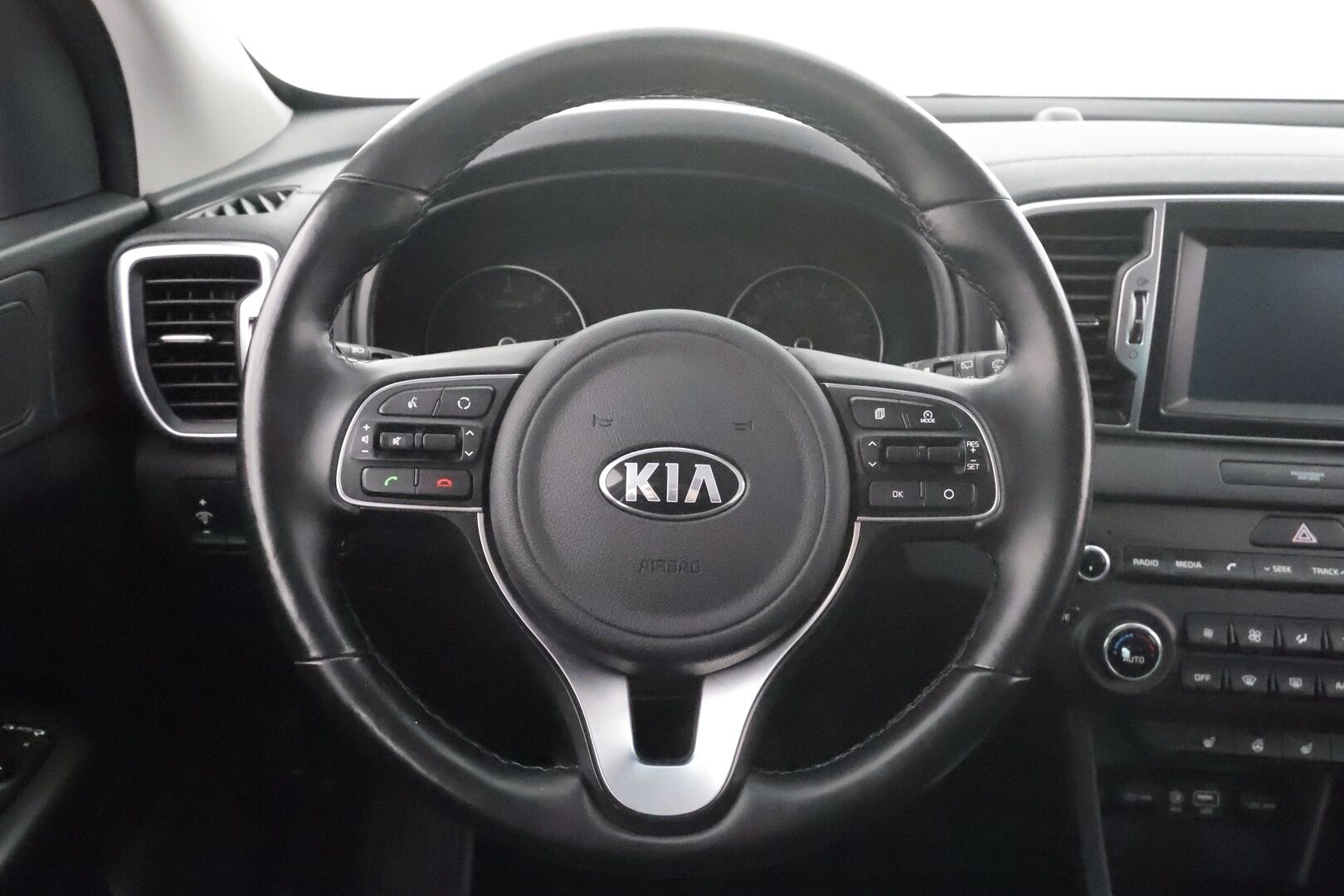 Kia Sportage 2018 1,6 ISG Urban FIFA World Cup Edition EcoDynamics - Vakkari | Bi-Xenon | Lohko / P.Kamera | Apple&Android | 2x renkaat&alumiinivanteet