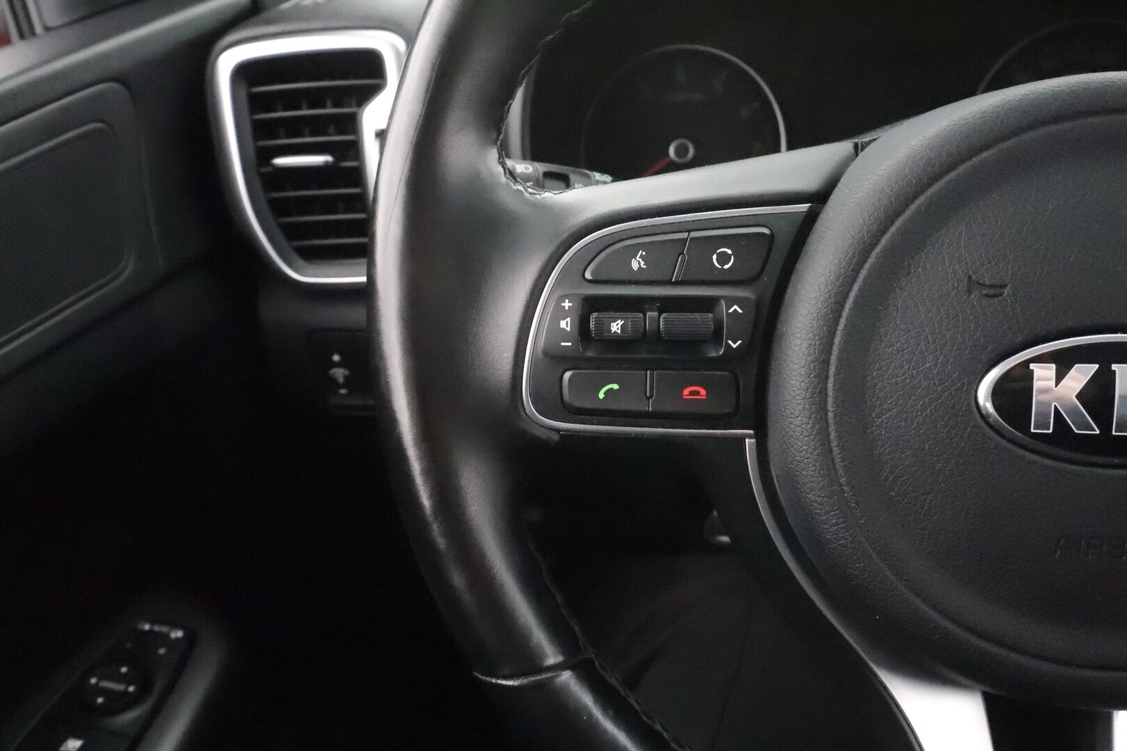 Kia Sportage 2018 1,6 ISG Urban FIFA World Cup Edition EcoDynamics * Vakkari / Bi-Xenon / Lohko / P.Kamera / Apple&Android * - Suomi-auto / Kahdet renkaat