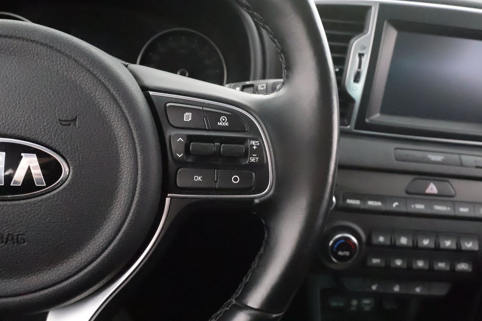 Kia Sportage 2018 1,6 ISG Urban FIFA World Cup Edition EcoDynamics * Vakkari / Bi-Xenon / Lohko / P.Kamera / Apple&Android * - Suomi-auto / Kahdet renkaat