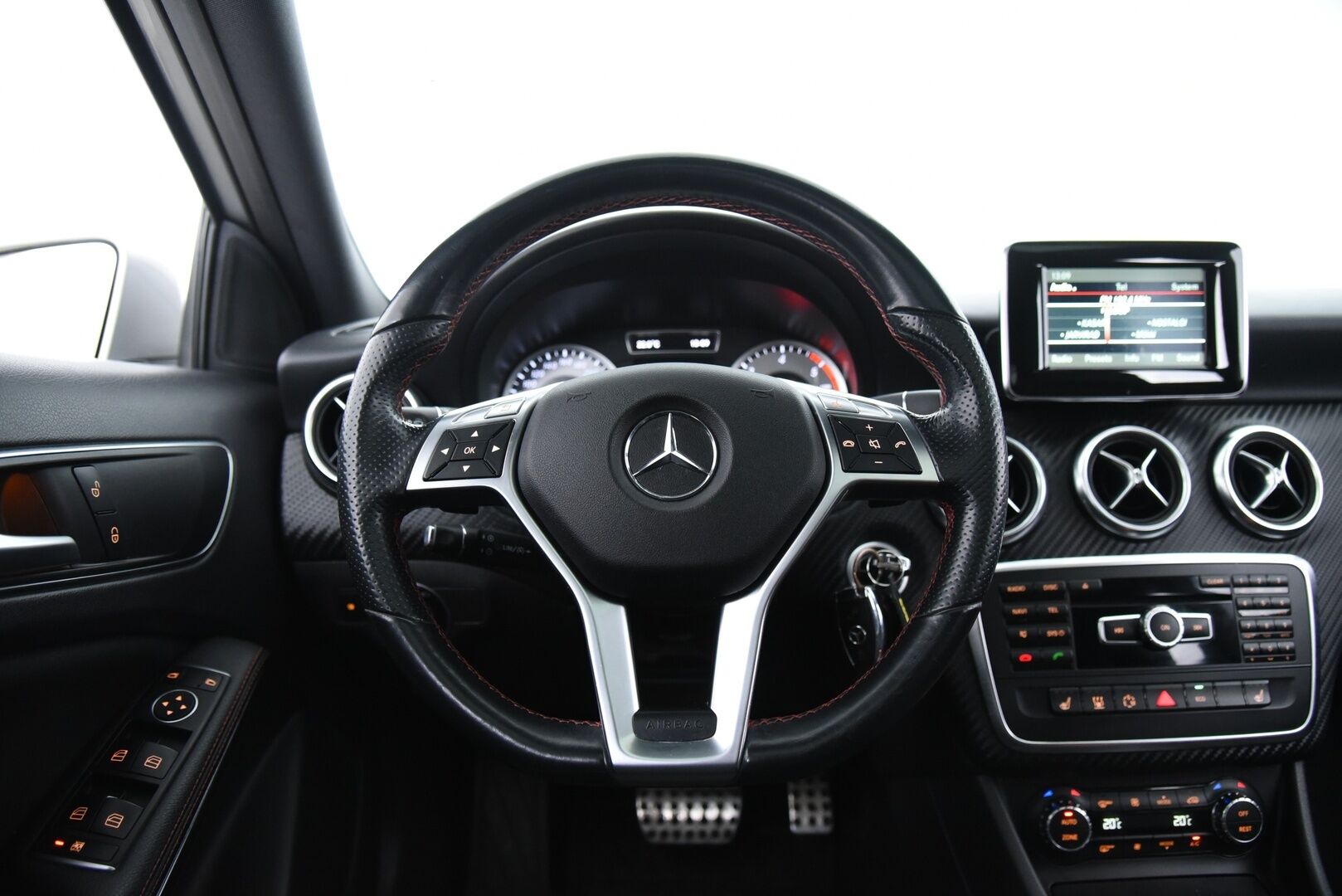 Mercedes-Benz A 2014 220 CDI 4Matic A Premium Business AMG / Webasto / Vakkari / Panorama / P. kamera / Nahka-Alcantara / - Kattavasti varusteltu / Todella siisti / 2x renkaat & vanteet