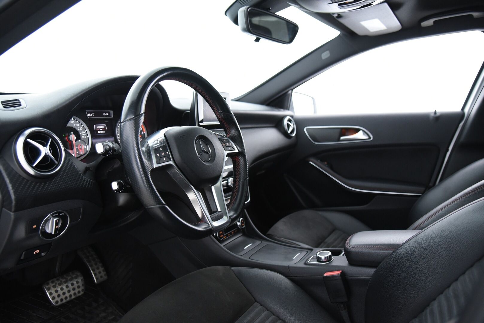 Mercedes-Benz A 2014 220 CDI 4Matic A Premium Business AMG / Webasto / Vakkari / Panorama / P. kamera / Nahka-Alcantara / - Kattavasti varusteltu / Todella siisti / 2x renkaat & vanteet