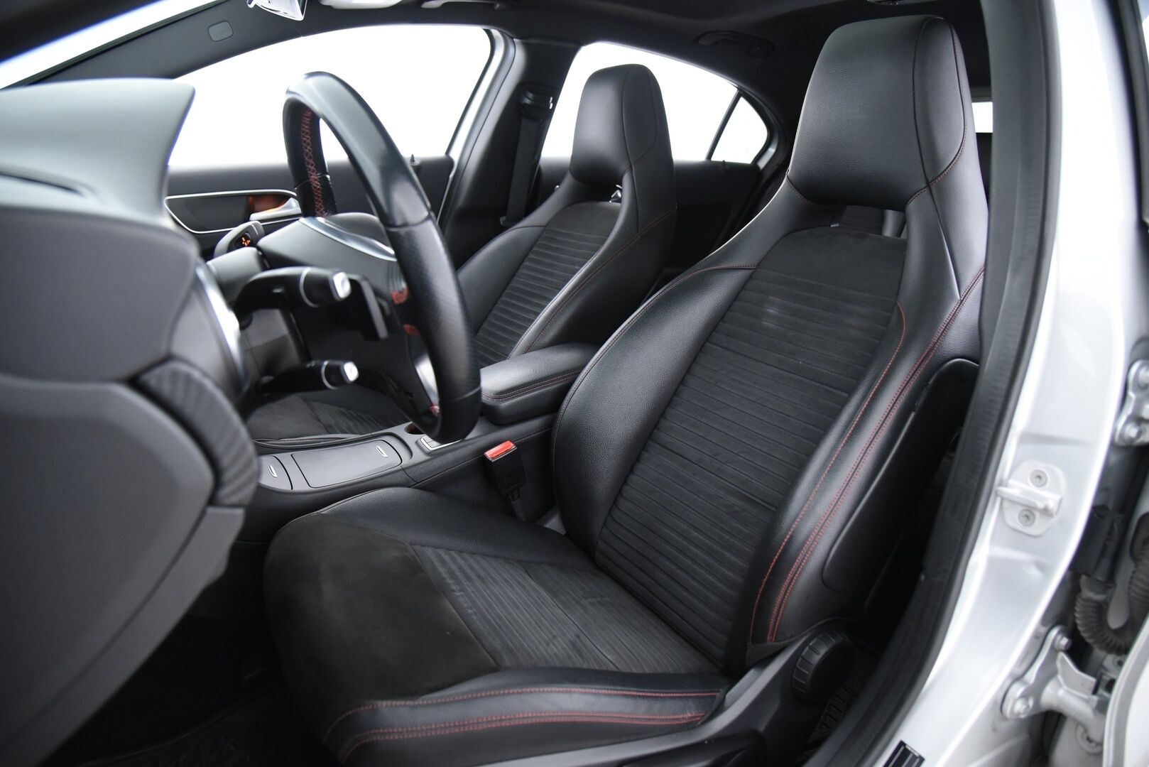 Mercedes-Benz A 2014 220 CDI 4Matic A Premium Business AMG / Webasto / Vakkari / Panorama / P. kamera / Nahka-Alcantara / - Kattavasti varusteltu / Todella siisti / 2x renkaat & vanteet
