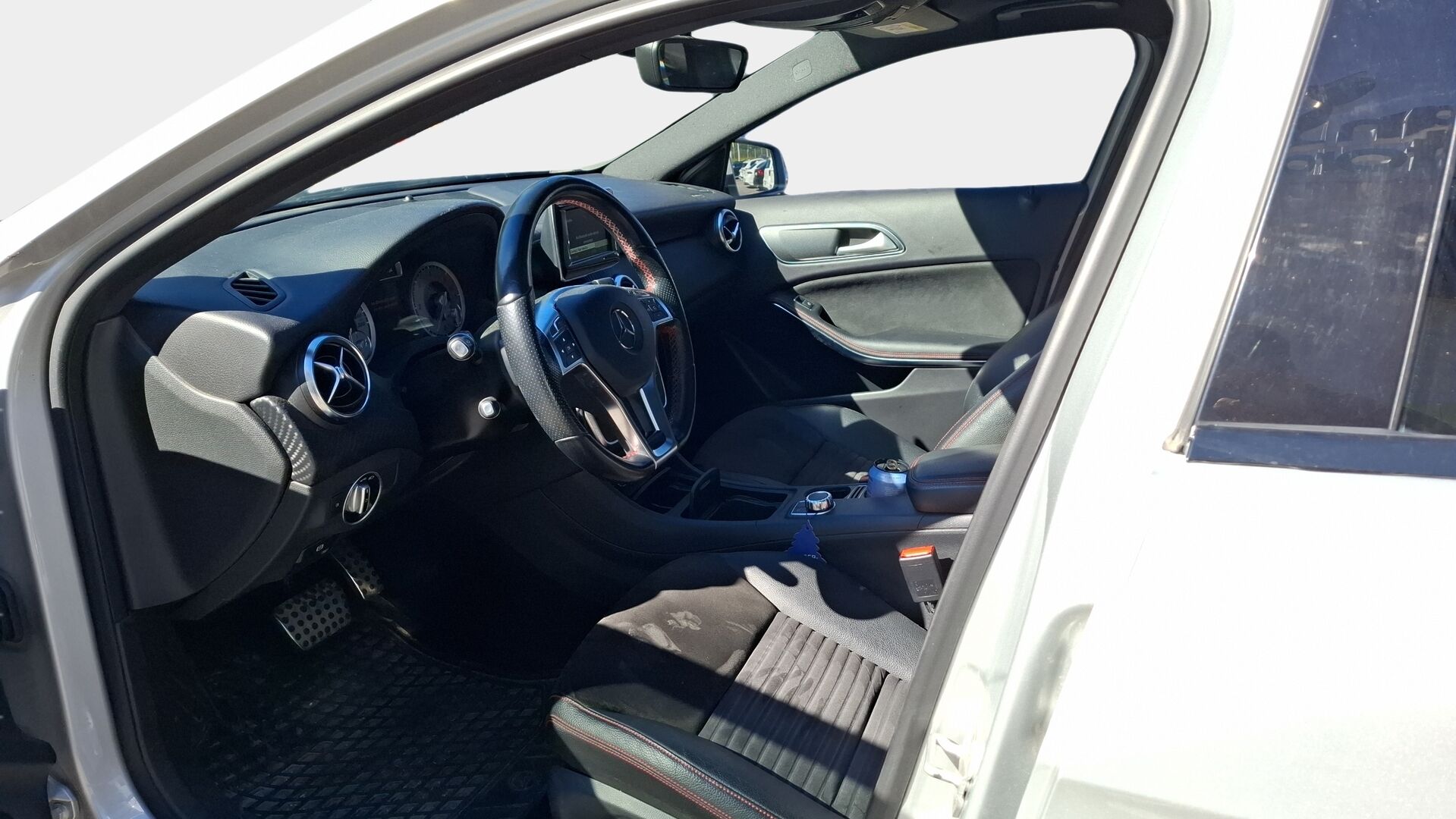 Mercedes-Benz A 2014 220 CDI 4Matic A Premium Business AMG / Webasto / Vakkari / Panorama / P. kamera / Nahka-Alcantara / - Kattavasti varusteltu / Todella siisti / 2x renkaat & vanteet