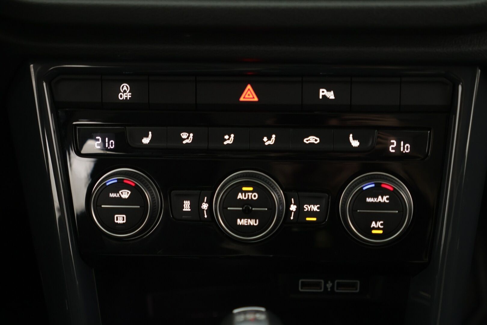 Volkswagen T-Roc 2018 Sport 1,5 TSI EVO 110 kW (150 hv) DSG-automaatti / Webasto / ACC / P-kamera / Bluetooth - Suomi-auto / Uudet kesärenkaat / Hyvä kuntoiset nastat / 2x aluvanteet - HULLUT AVAJAISHULINAT KORKOTARJOUS 3,29 %