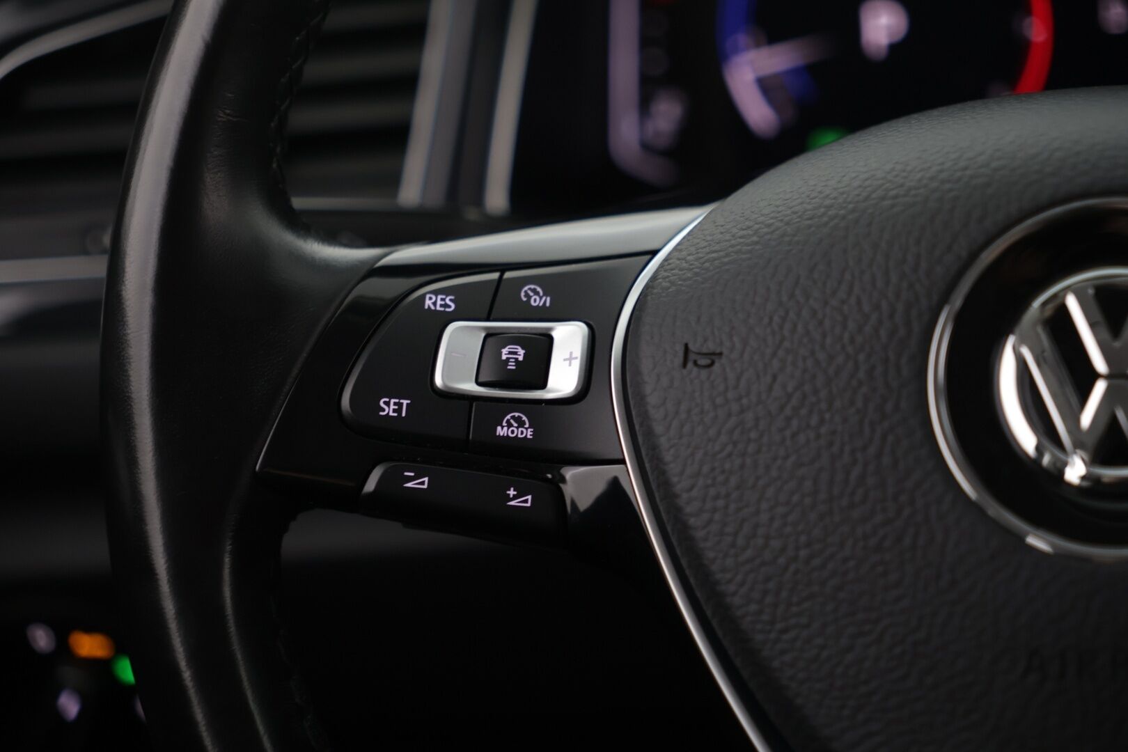 Volkswagen T-Roc 2018 Sport 1,5 TSI EVO 110 kW (150 hv) DSG-automaatti / Webasto / ACC / P-kamera / Bluetooth - Suomi-auto / Uudet kesärenkaat / Hyvä kuntoiset nastat / 2x aluvanteet - HULLUT AVAJAISHULINAT KORKOTARJOUS 3,29 %