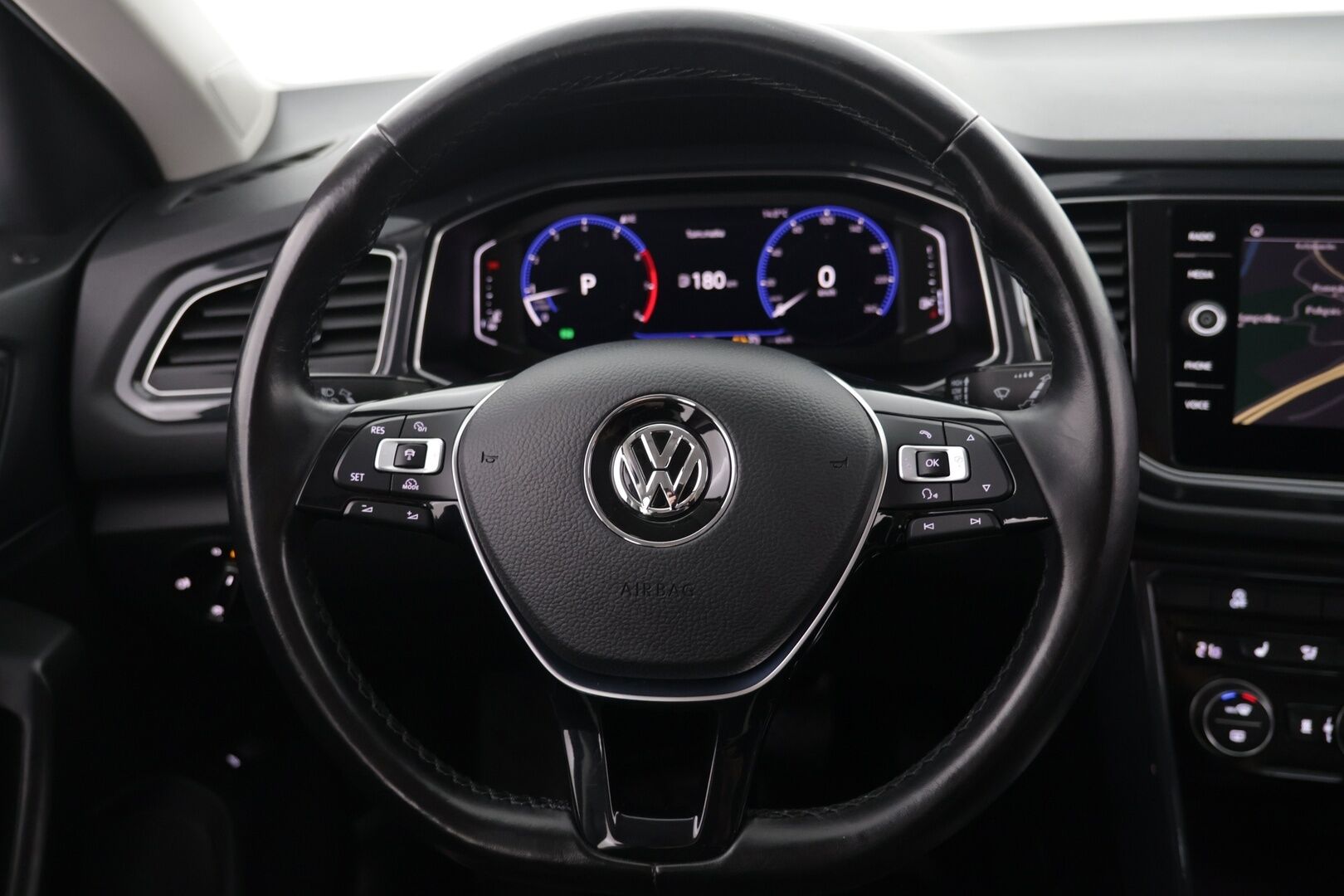 Volkswagen T-Roc 2018 Sport 1,5 TSI EVO 110 kW (150 hv) DSG-automaatti / Webasto / ACC / P-kamera / Bluetooth - Suomi-auto / Uudet kesärenkaat / Hyvä kuntoiset nastat / 2x aluvanteet - HULLUT AVAJAISHULINAT KORKOTARJOUS 3,29 %