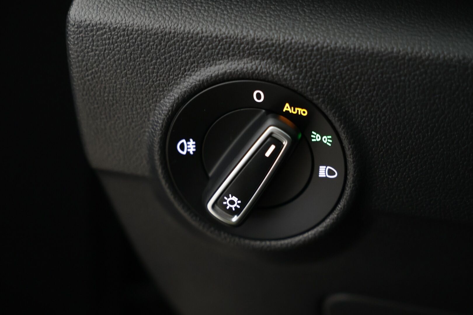 Volkswagen T-Roc 2018 Sport 1,5 TSI EVO 110 kW (150 hv) DSG-automaatti / Webasto / ACC / P-kamera / Bluetooth - Suomi-auto / Uudet kesärenkaat / Hyvä kuntoiset nastat / 2x aluvanteet - HULLUT AVAJAISHULINAT KORKOTARJOUS 3,29 %