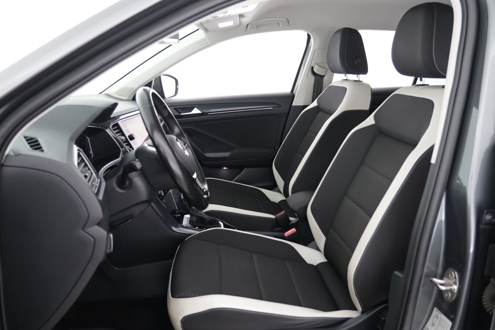 Volkswagen T-Roc 2018 Sport 1,5 TSI EVO 110 kW (150 hv) DSG-automaatti / Webasto / ACC / P-kamera / Bluetooth - Suomi-auto / Uudet kesärenkaat / Hyvä kuntoiset nastat / 2x aluvanteet - HULLUT AVAJAISHULINAT KORKOTARJOUS 3,29 %