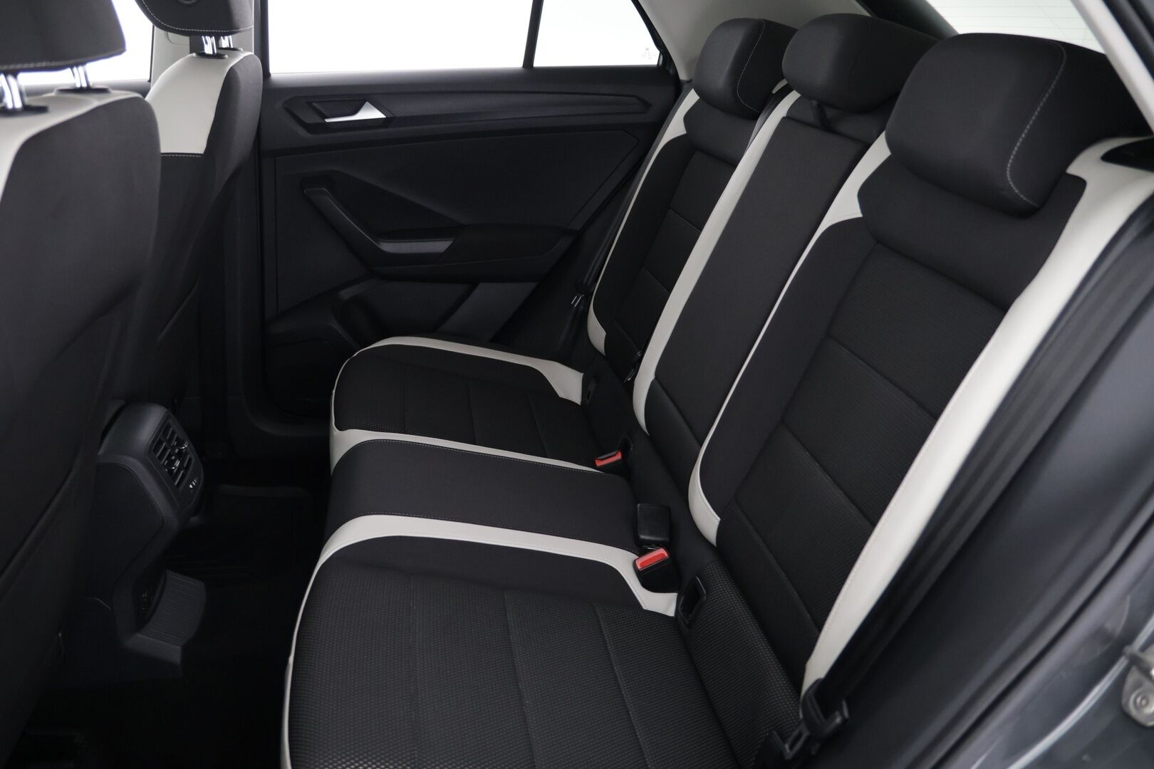 Volkswagen T-Roc 2018 Sport 1,5 TSI EVO 110 kW (150 hv) DSG-automaatti / Webasto / ACC / P-kamera / Bluetooth - Suomi-auto / Uudet kesärenkaat / Hyvä kuntoiset nastat / 2x aluvanteet - HULLUT AVAJAISHULINAT KORKOTARJOUS 3,29 %