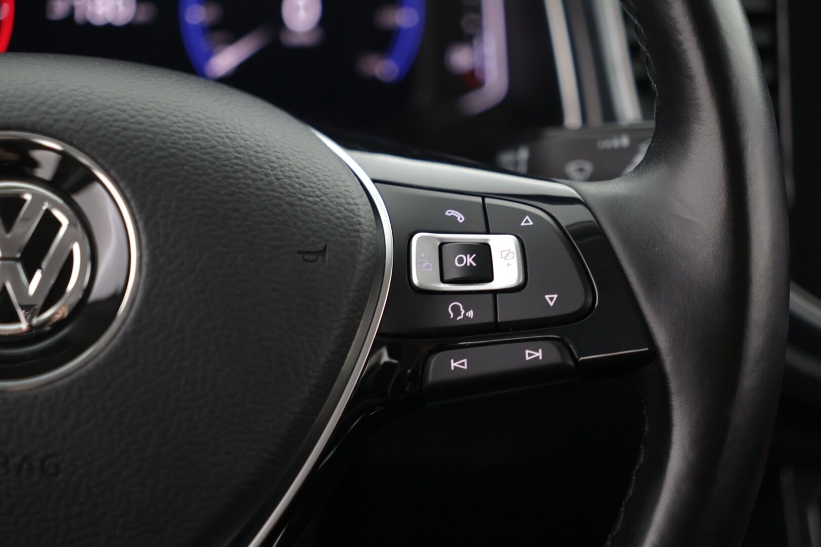 Volkswagen T-Roc 2018 Sport 1,5 TSI EVO 110 kW (150 hv) DSG-automaatti / Webasto / ACC / P-kamera / Bluetooth - Suomi-auto / Uudet kesärenkaat / Hyvä kuntoiset nastat / 2x aluvanteet - HULLUT AVAJAISHULINAT KORKOTARJOUS 3,29 %