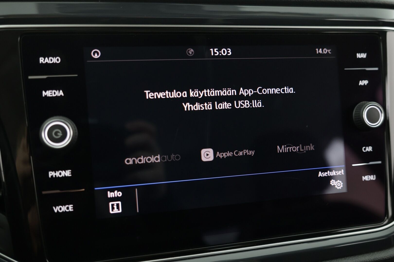 Volkswagen T-Roc 2018 Sport 1,5 TSI EVO 110 kW (150 hv) DSG-automaatti / Webasto / ACC / P-kamera / Bluetooth - Suomi-auto / Uudet kesärenkaat / Hyvä kuntoiset nastat / 2x aluvanteet - HULLUT AVAJAISHULINAT KORKOTARJOUS 3,29 %