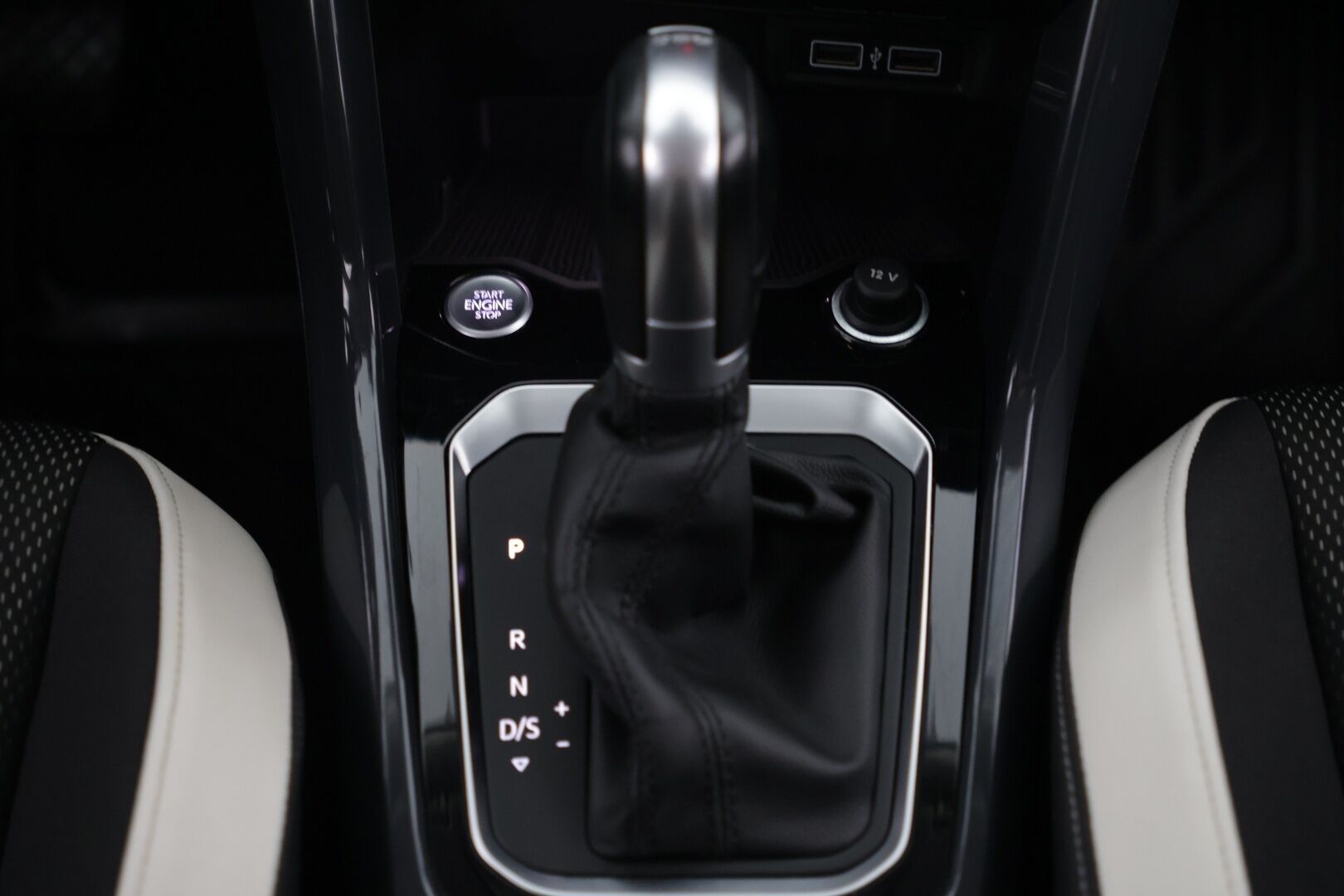 Volkswagen T-Roc 2018 Sport 1,5 TSI EVO 110 kW (150 hv) DSG-automaatti / Webasto / ACC / P-kamera / Bluetooth - Suomi-auto / Uudet kesärenkaat / Hyvä kuntoiset nastat / 2x aluvanteet - HULLUT AVAJAISHULINAT KORKOTARJOUS 3,29 %