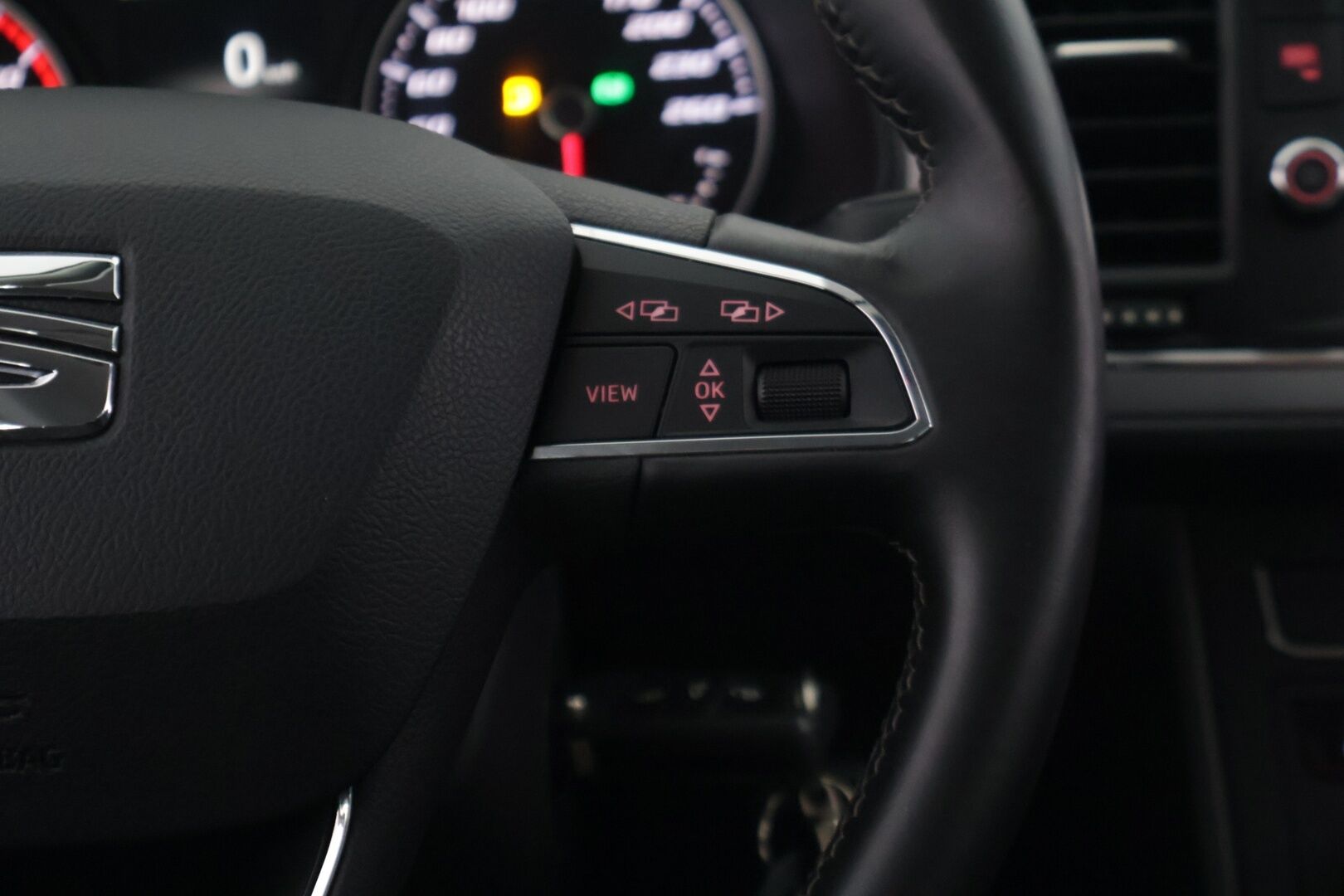 Seat Leon ST 2018 1,0 TSI 115 Ecomotive Style Business DSG Autom. ** 1.Om Suomi-auto / Lohko+sisäp / P.kamera / LED / Navi / Carplay ** - Suomen halvin Leon ST isolla kosketusnäytöllä ja peruutuskameralla suoraan ensimmäiseltä omistajalta!