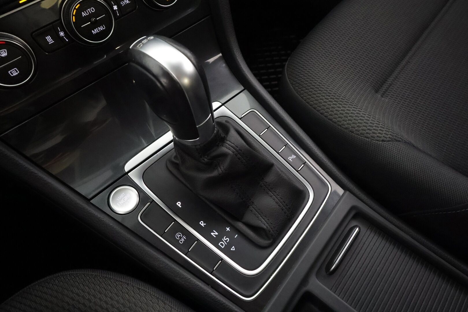 Volkswagen Golf 2018 Comfortline 1,5 TSI EVO 96 kW BLUEMOTION DSG * Webasto / ACC / LED / P.Kamera / Apple&Android * - Suomi-auto / Kahdet renkaat aluvanteilla